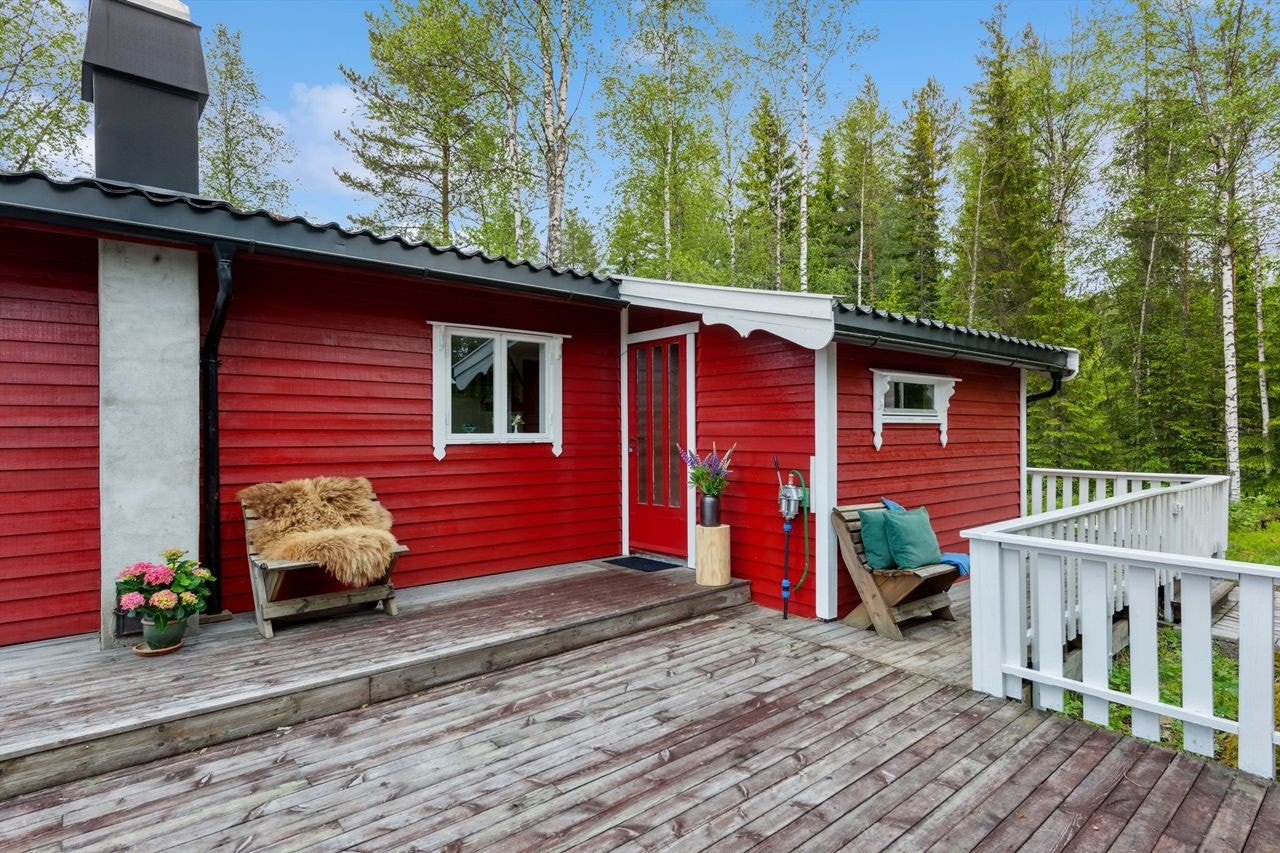 Stor terrasse tilknyttet inngangspartiet Galleribilde