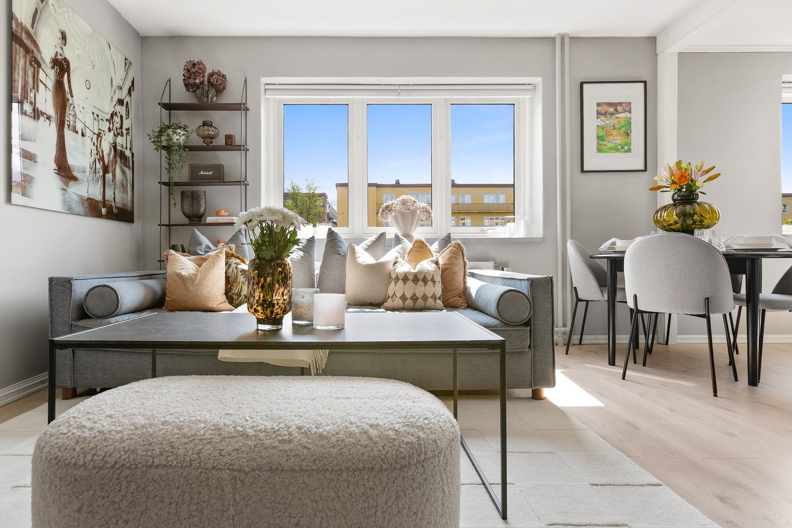 De store vindusflatene gir godt med naturlig lys til rommet. vinduene ble byttet i 2014. Galleribilde