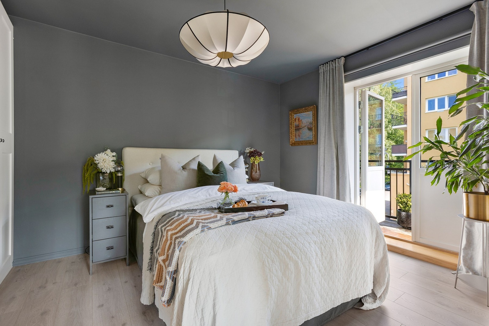 Lunt og innbydende soverom av god størrelse, med plass til garderobeskap og dobbeltseng med tilhørende nattbord. Galleribilde