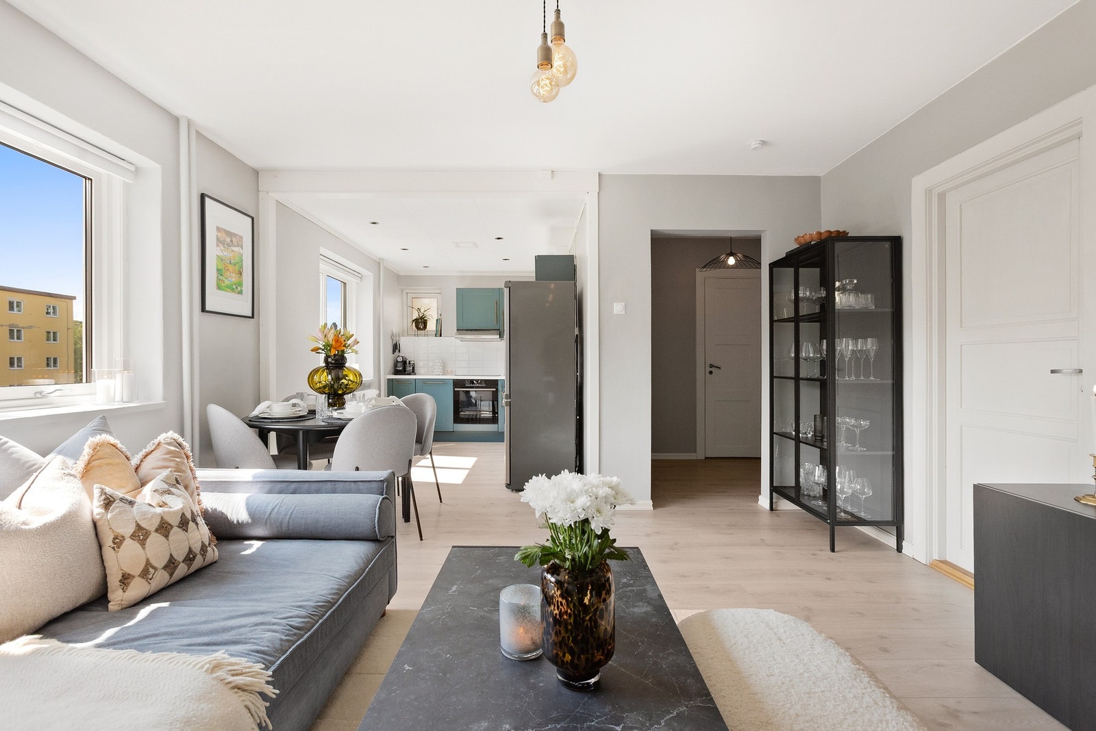 Åpen stue- og kjøkkenløsning med tydelig soneinndeling. Her kan du lage mat i ro, samtidig som du er en del av det sosiale. Galleribilde