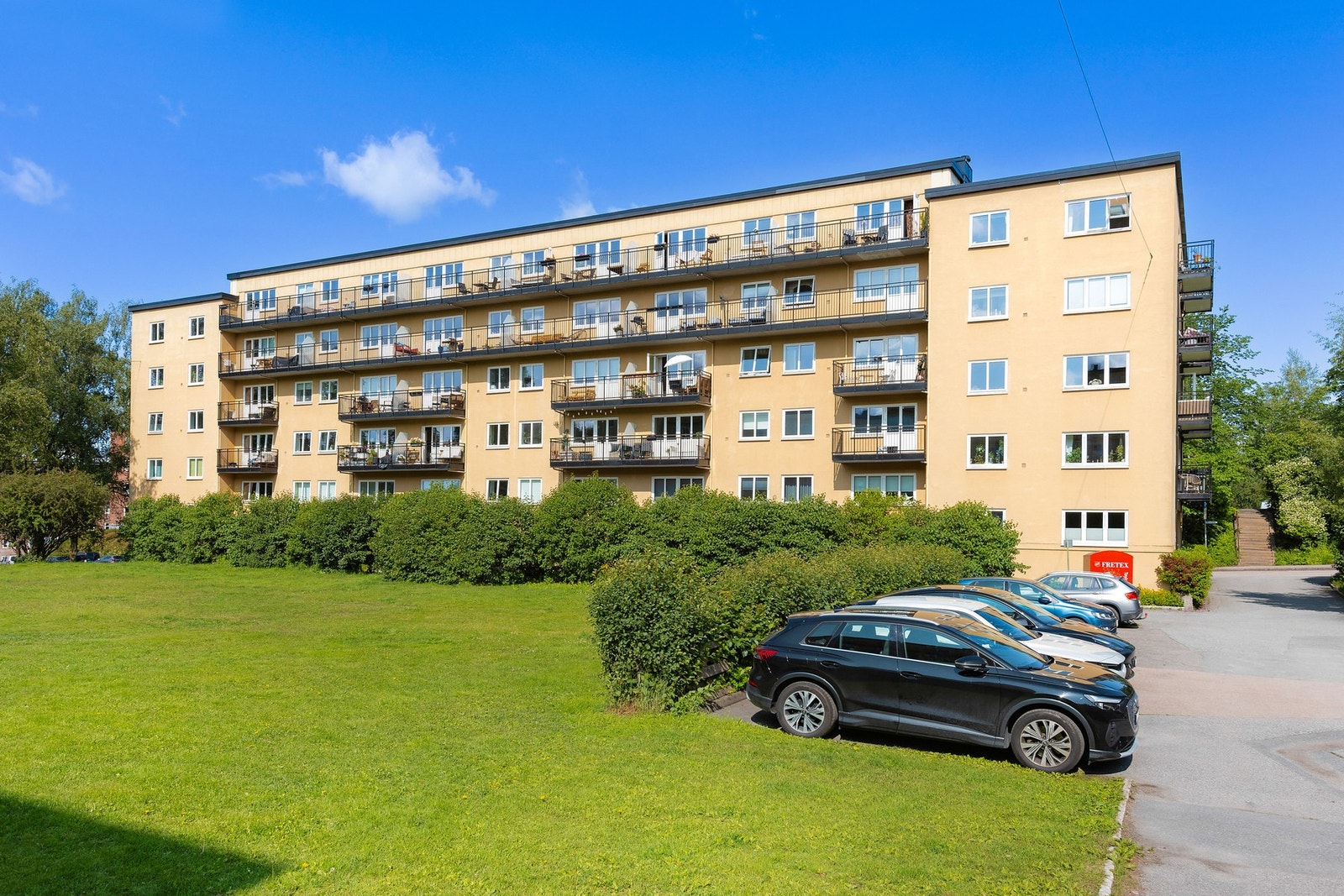 Borettslaget disponerer 16 parkeringsplasser. Disse leies ut til andelseiere etter venteliste. Galleribilde