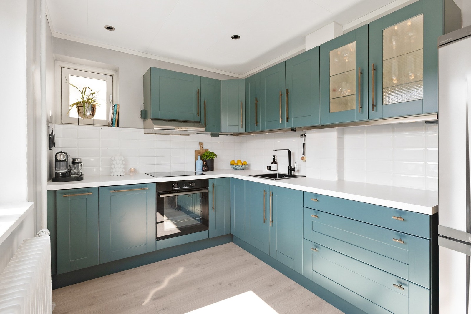 Kjøkkenet har et sømløst uttrykk med integrert stekeovn, platetopp og oppvaskmasin. Galleribilde