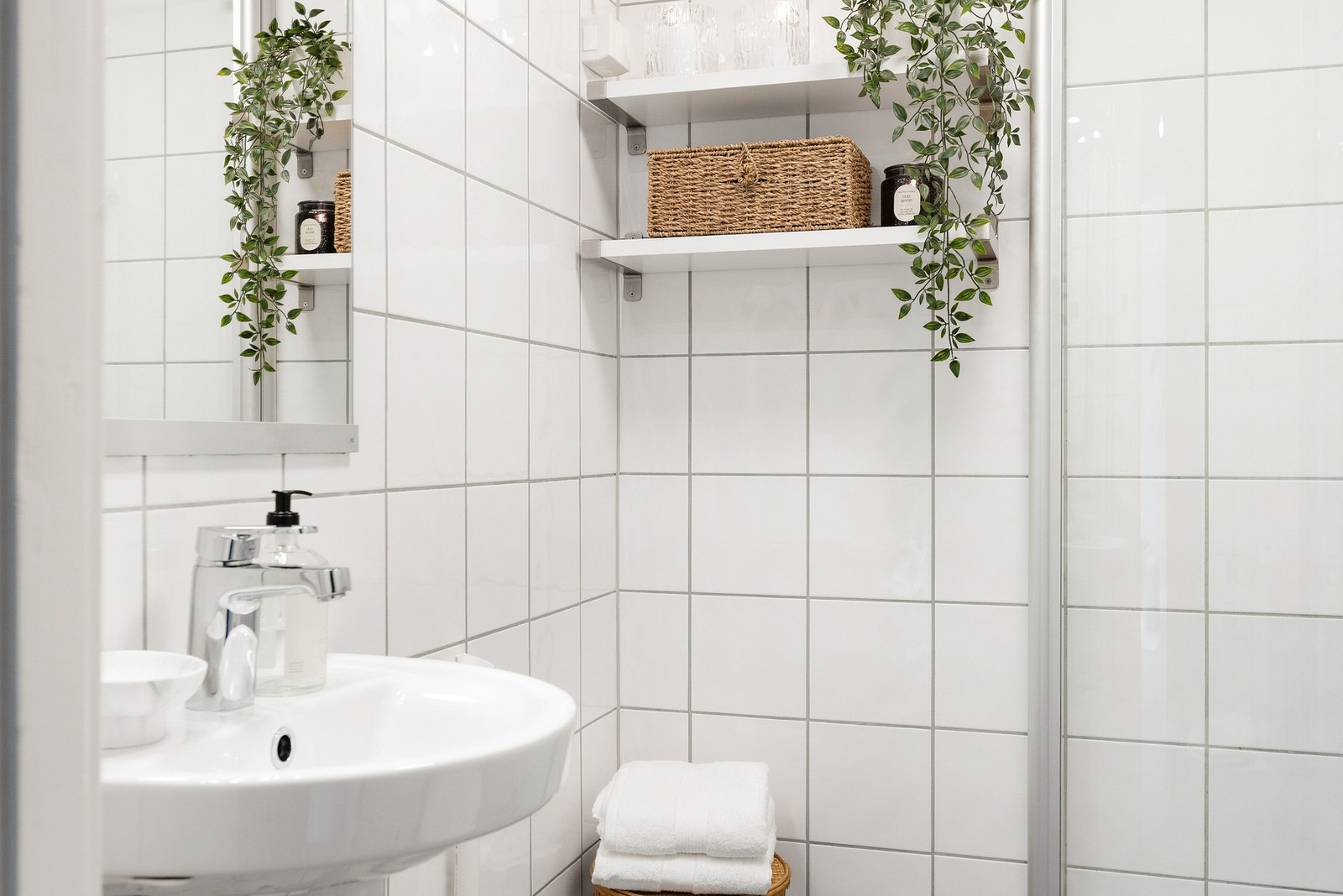 Det er opplegg for vaskemaskin på badet, i tillegg har borettslaget fellesvaskeri i nabooppgangen med gjennomgang fra denne. Galleribilde