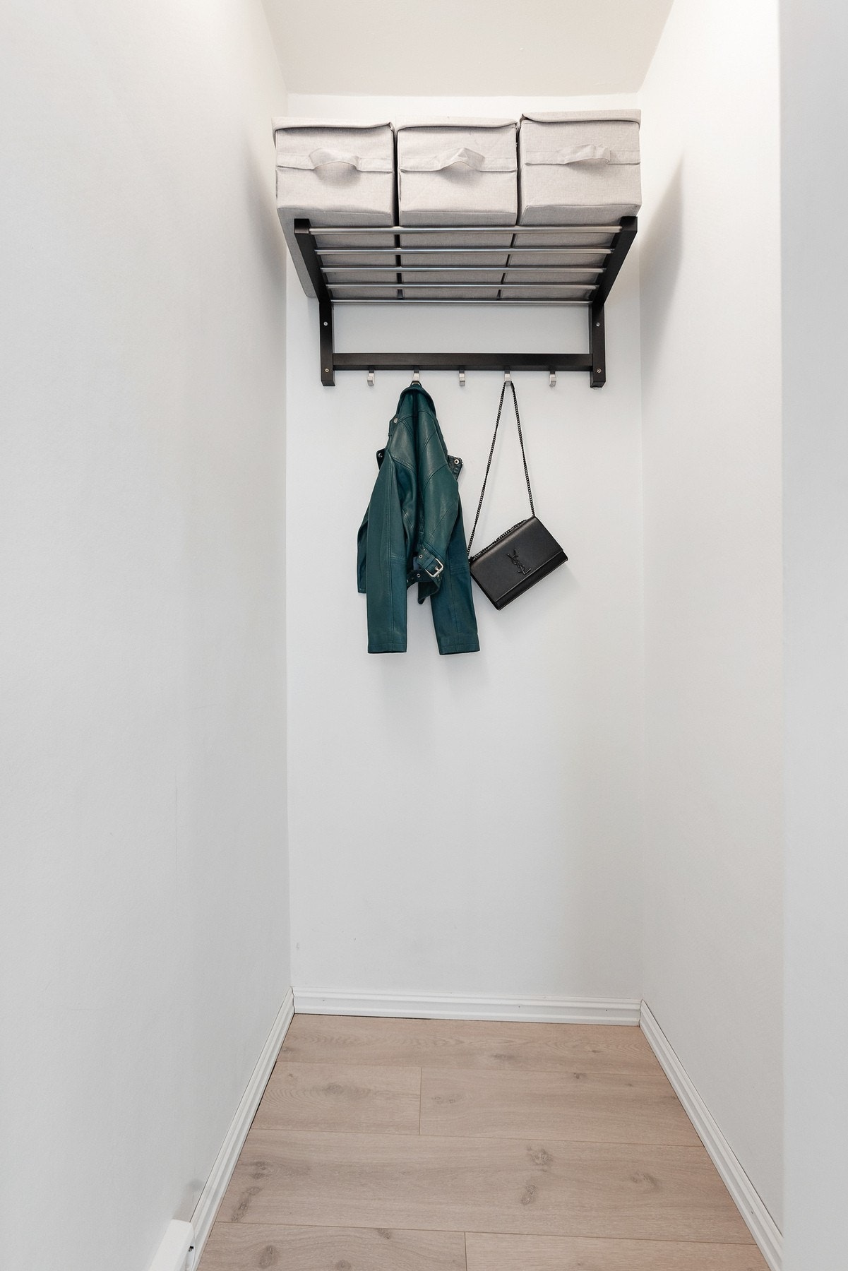 I entréen, ved siden av badet, har du en praktisk oppbevaringsløsning. Her er det også mulighet for å bygge et garderobeskap for å optimalisere plassen. Galleribilde