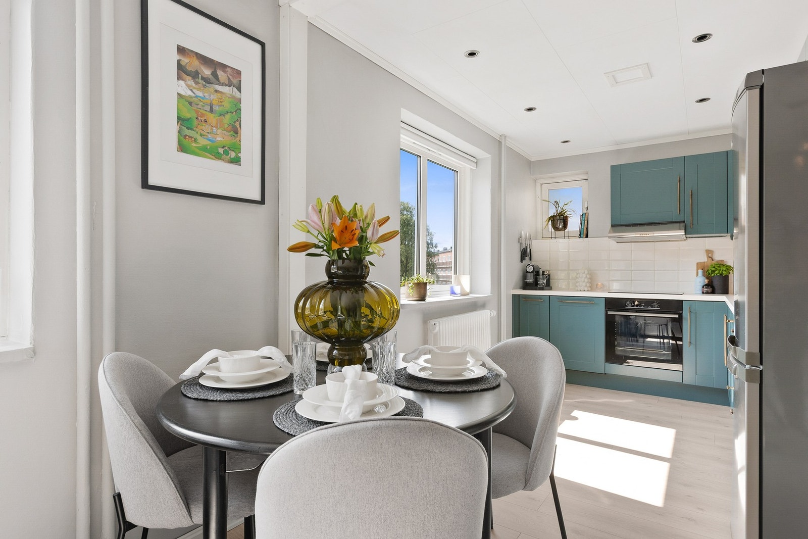 Naturlig sone for spisebord i tilknytning til kjøkkenet, perfekt for både rolige hverdagsmåltider og hyggelige sammenkomster. Galleribilde