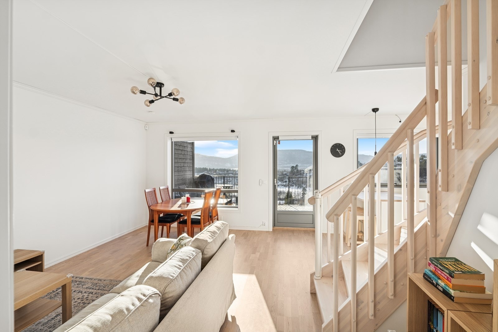 Stue med store vindusflater som gir mye naturlig lysinnslipp og bidrar til en behagelig romfølelse. Galleribilde