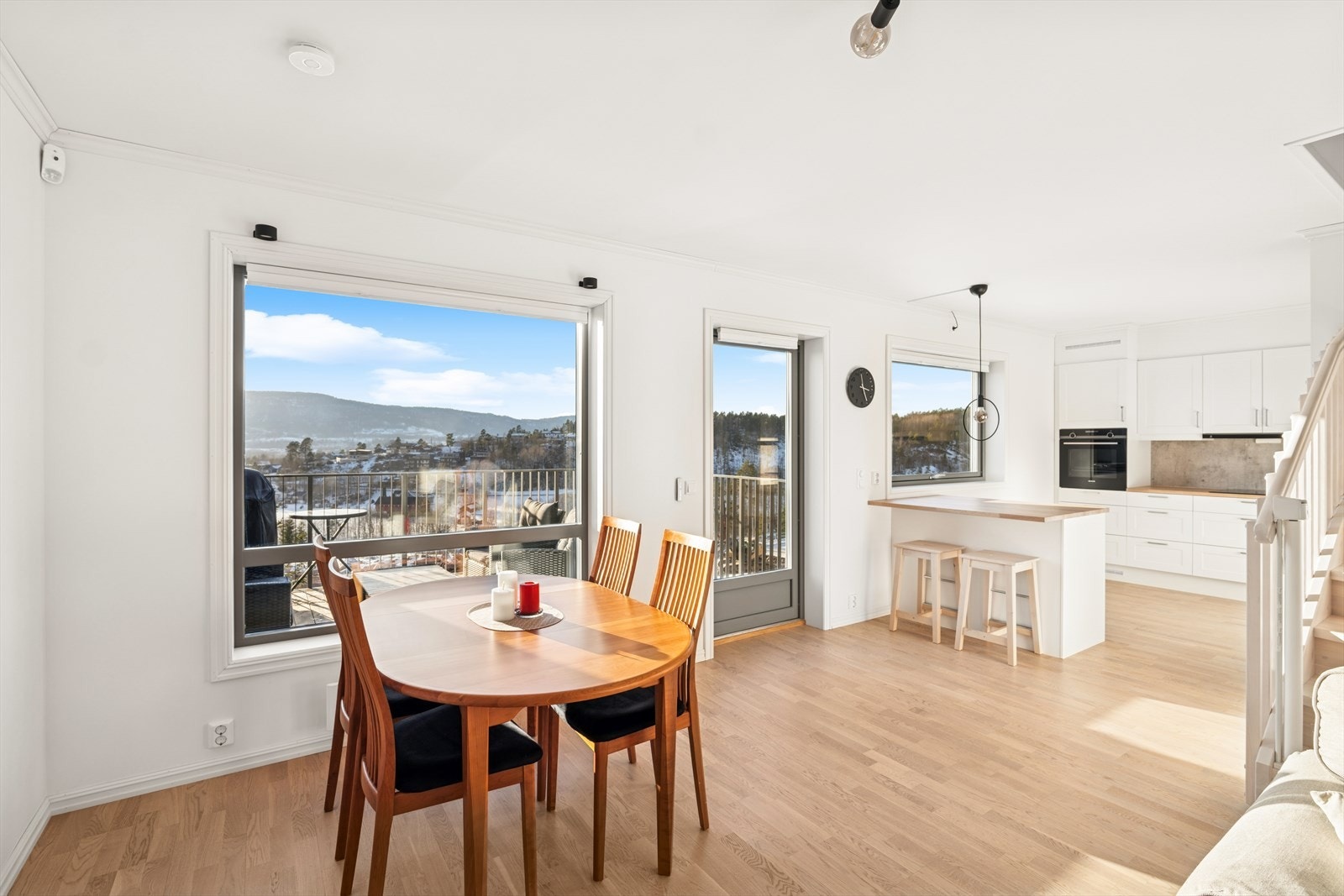 Her er plass til spisegruppe som en kan dekke på og invitere inn til sosiale sammenkomster og hyggelige måltider. Galleribilde