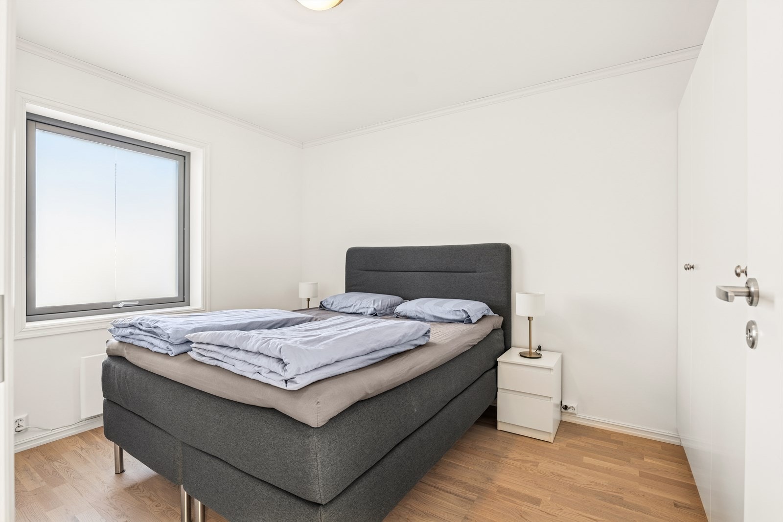 Lyst og trivelig soverom med god plass til dobbeltseng. God garderobeløsning. Galleribilde