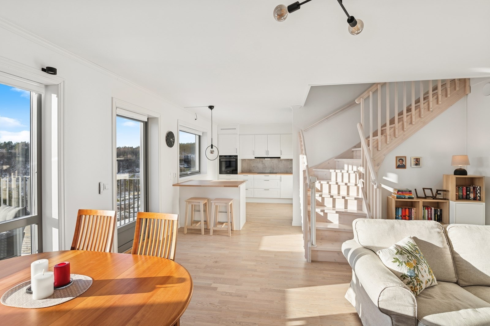 Stuens gode størrelse gir deg flere alternativer mtp. møblering. Åpen løsning inn til kjøkkenet. Galleribilde