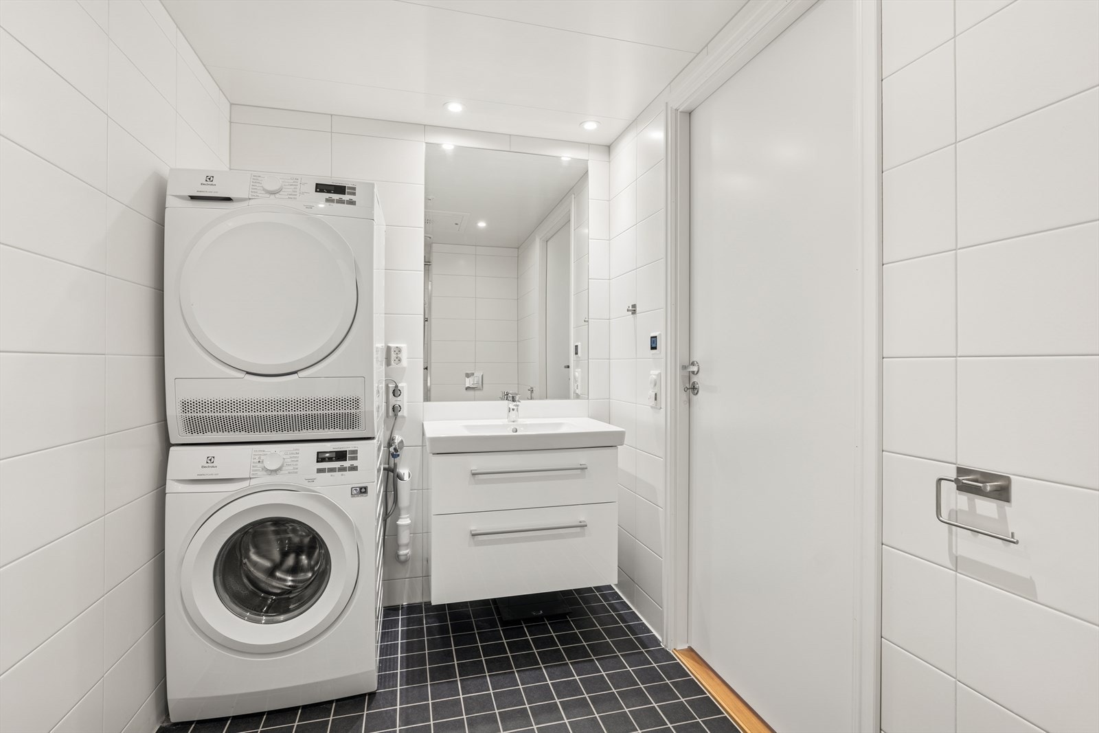 Badet har innredning med servant. Opplegg for vaskemaskin og tørketrommel. Galleribilde