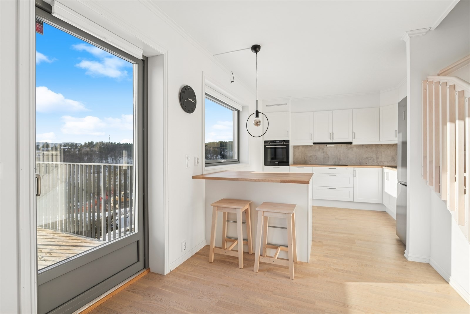 Fra stue/kjøkken med utgang til solrik balkong. Galleribilde