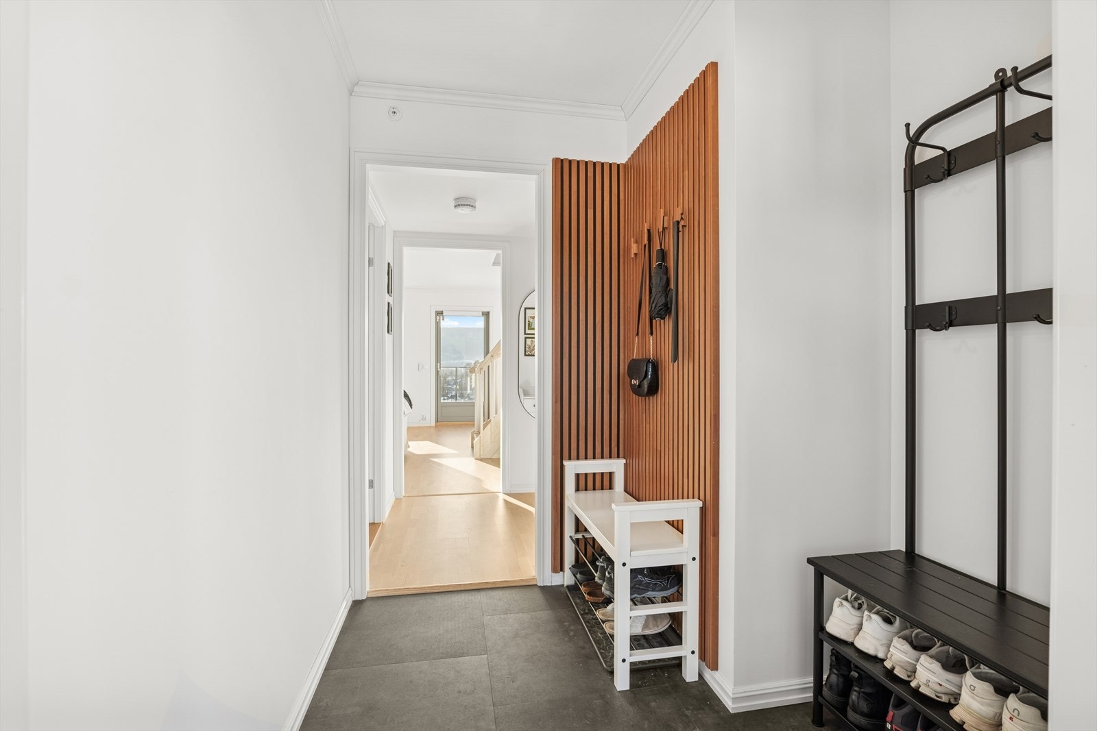 Her er det god plass til å henge fra seg yttertøy og sette fra seg sko. Galleribilde