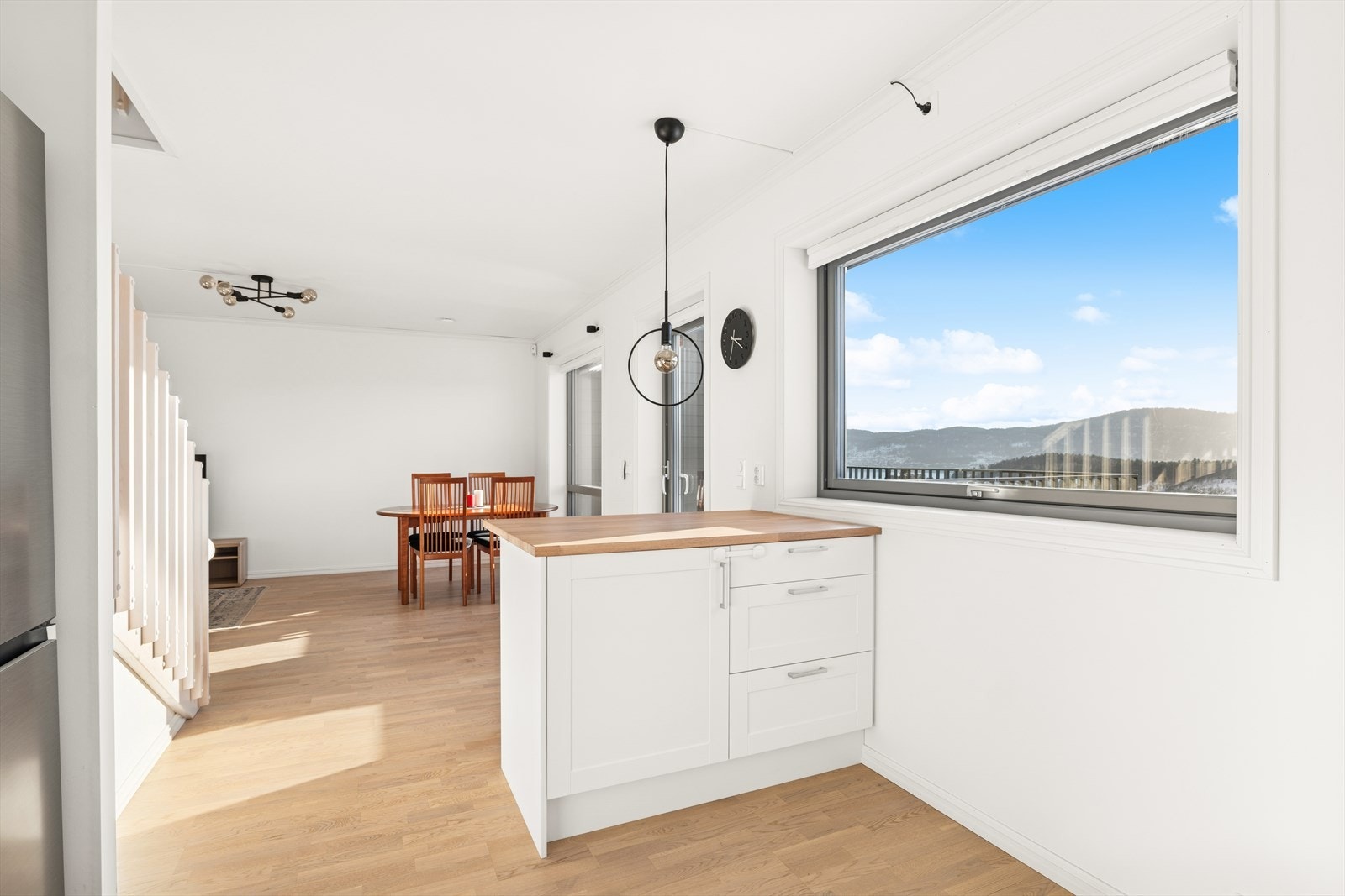 Ende rekkehus med en åpen, lys og praktisk planløsning mellom kjøkken og stue. Galleribilde