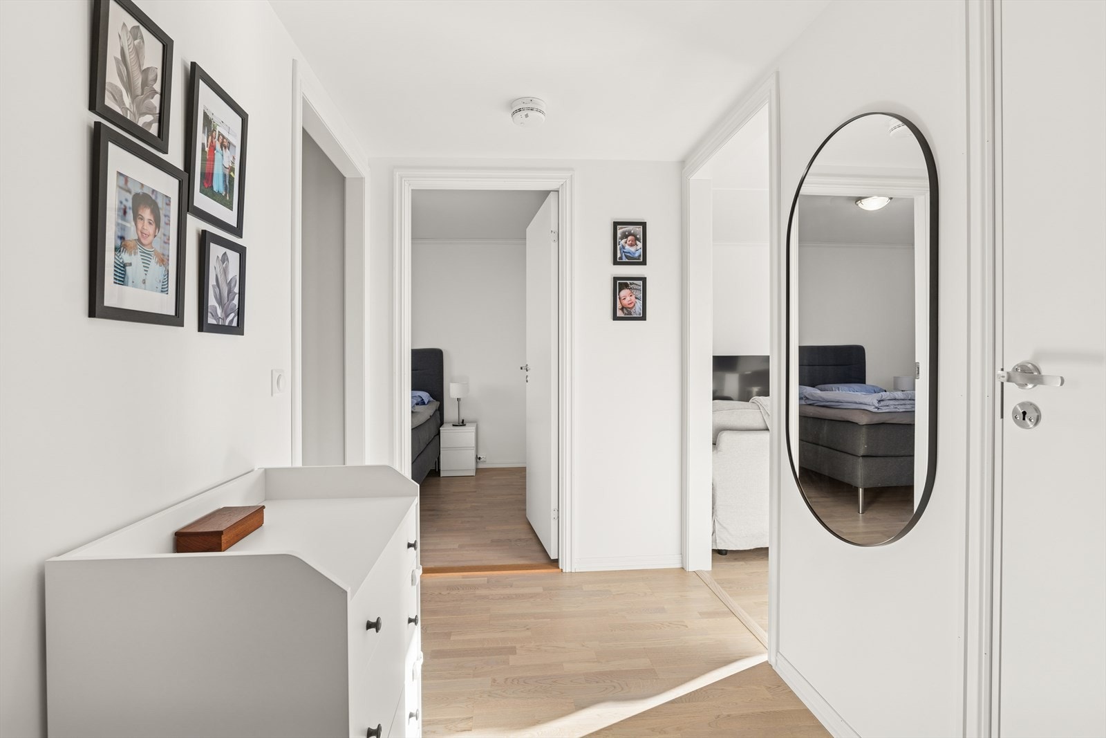 Innenfor hoveddøren gir entrèen et meget godt førsteinntrykk, og som får deg til å følge deg hjemme fra første stund. Galleribilde