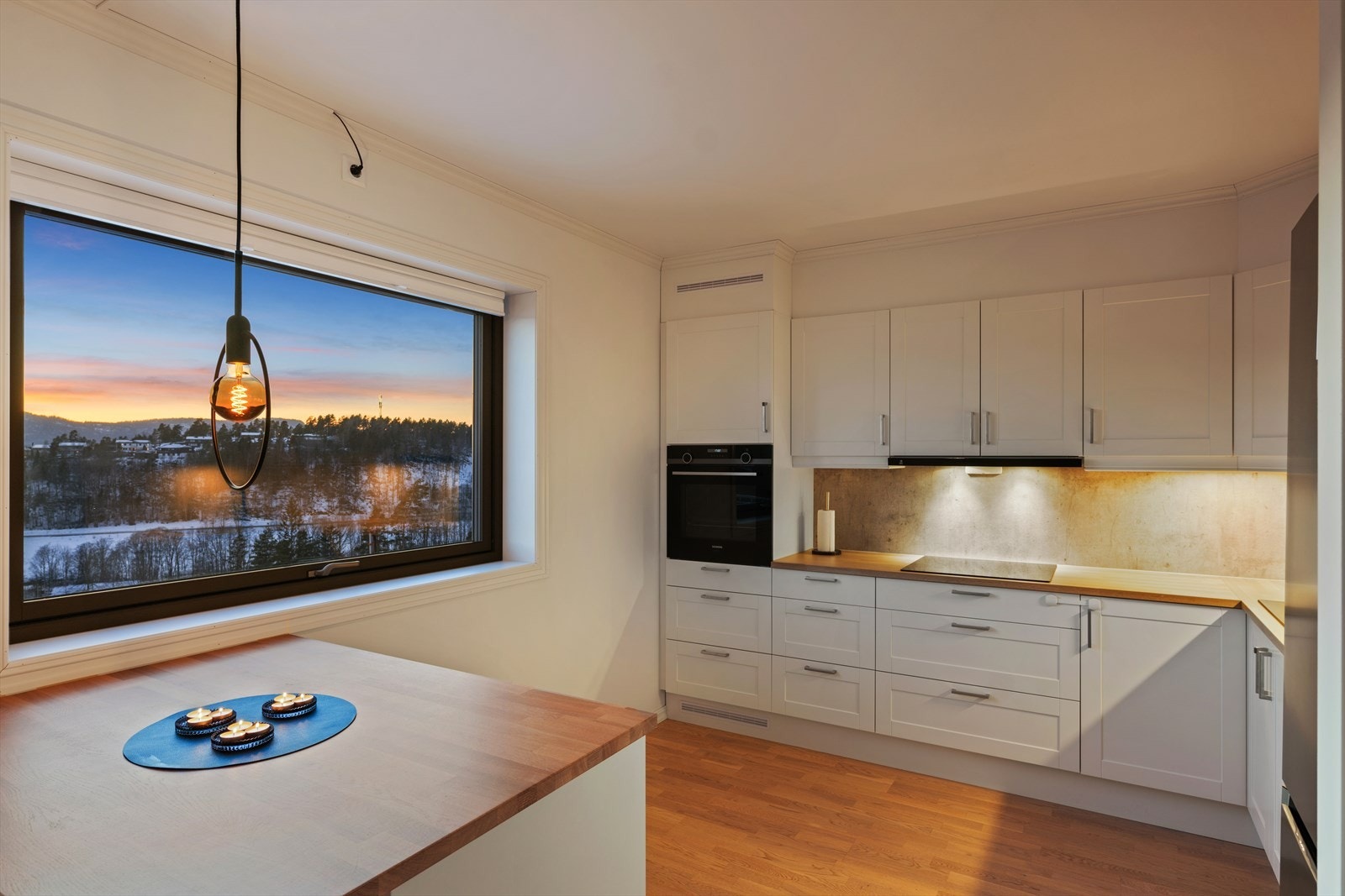 Rikelig med skap- og benkeplass på kjøkkenet. Galleribilde