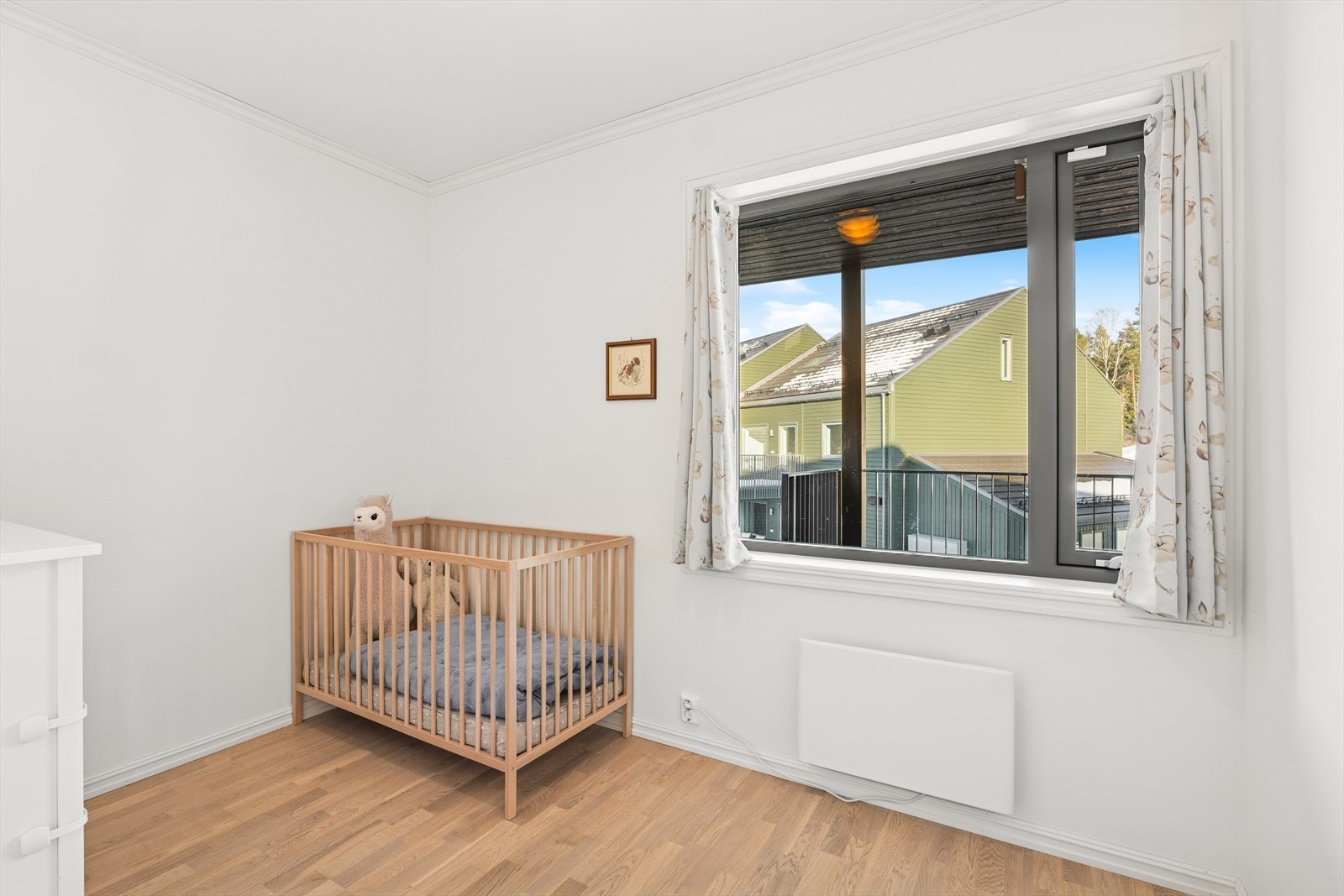 Lyst og fint soverom for den aller minste. Her er det god plass for lek og moro. Galleribilde