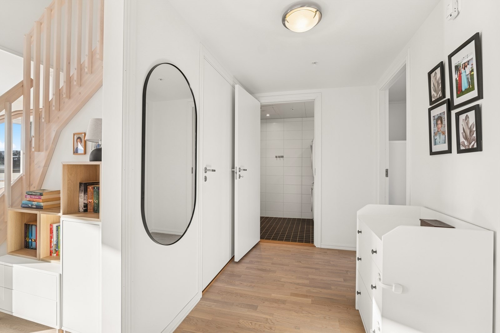 Her ønskes man velkommen inn i en innbydende og romslig entré. Galleribilde