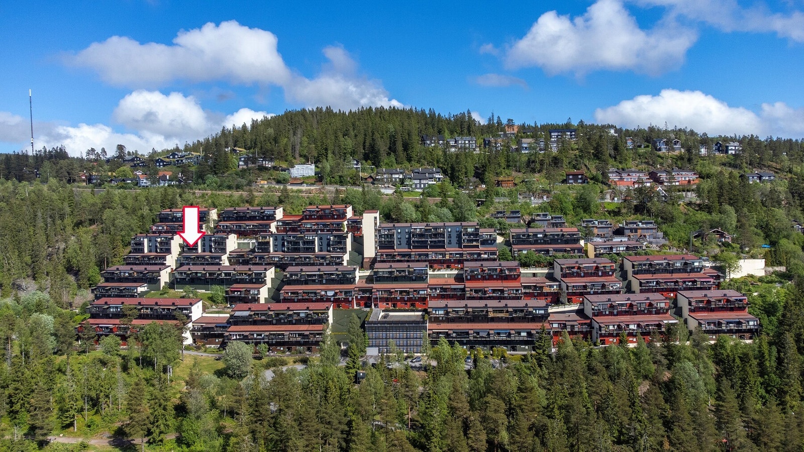 Arnulf Øverlands vei 258 ligger høyt og luftig i naturskjønne omgivelser på Voksen Skog med Marka som nærmeste nabo. Galleribilde