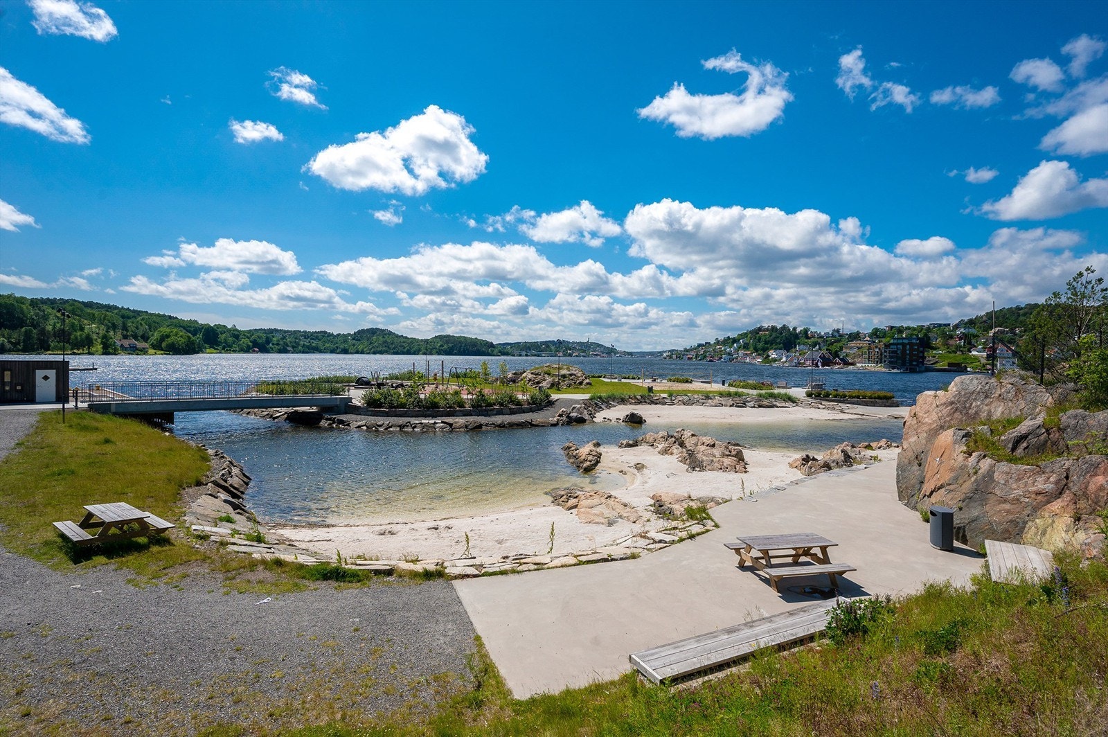 Rett utenfor døren ligger også populære og idylliske Løkholmen- også kjent som "Arendals svar på syden", hvor det er fin sandstrand, volleyballbane og lekeplass. Galleribilde