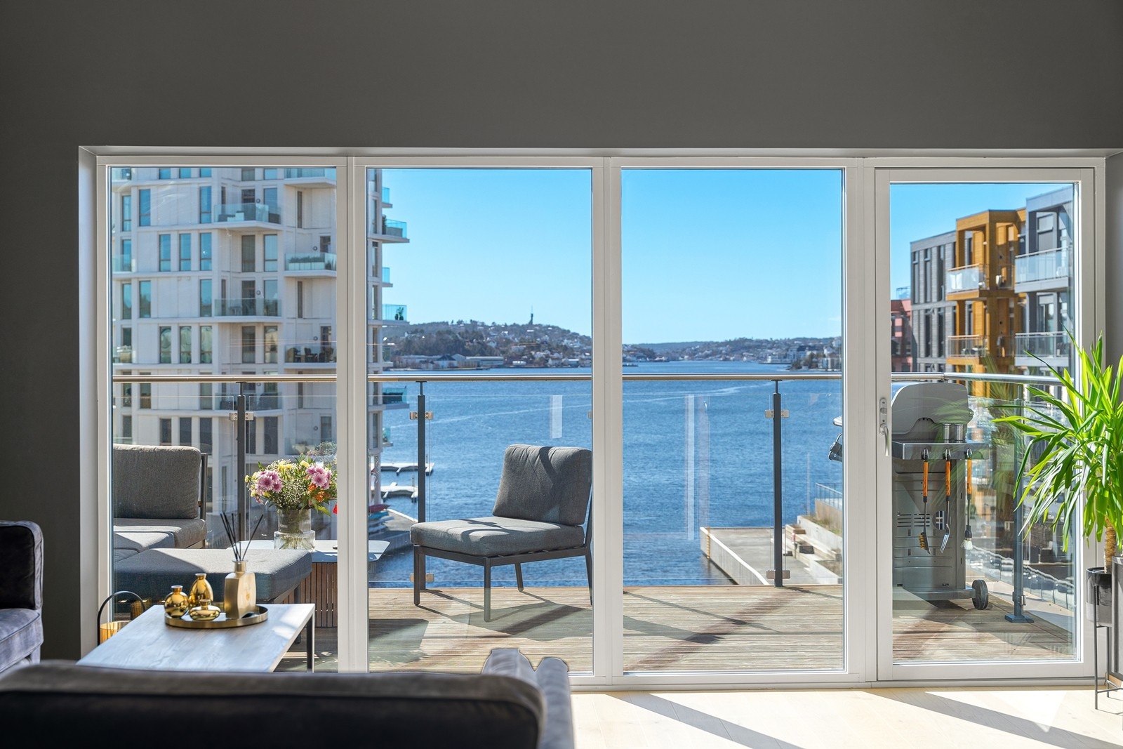 Veggen som vender mot balkongen har rikelig med vinduer som gir mye naturlig lys Galleribilde