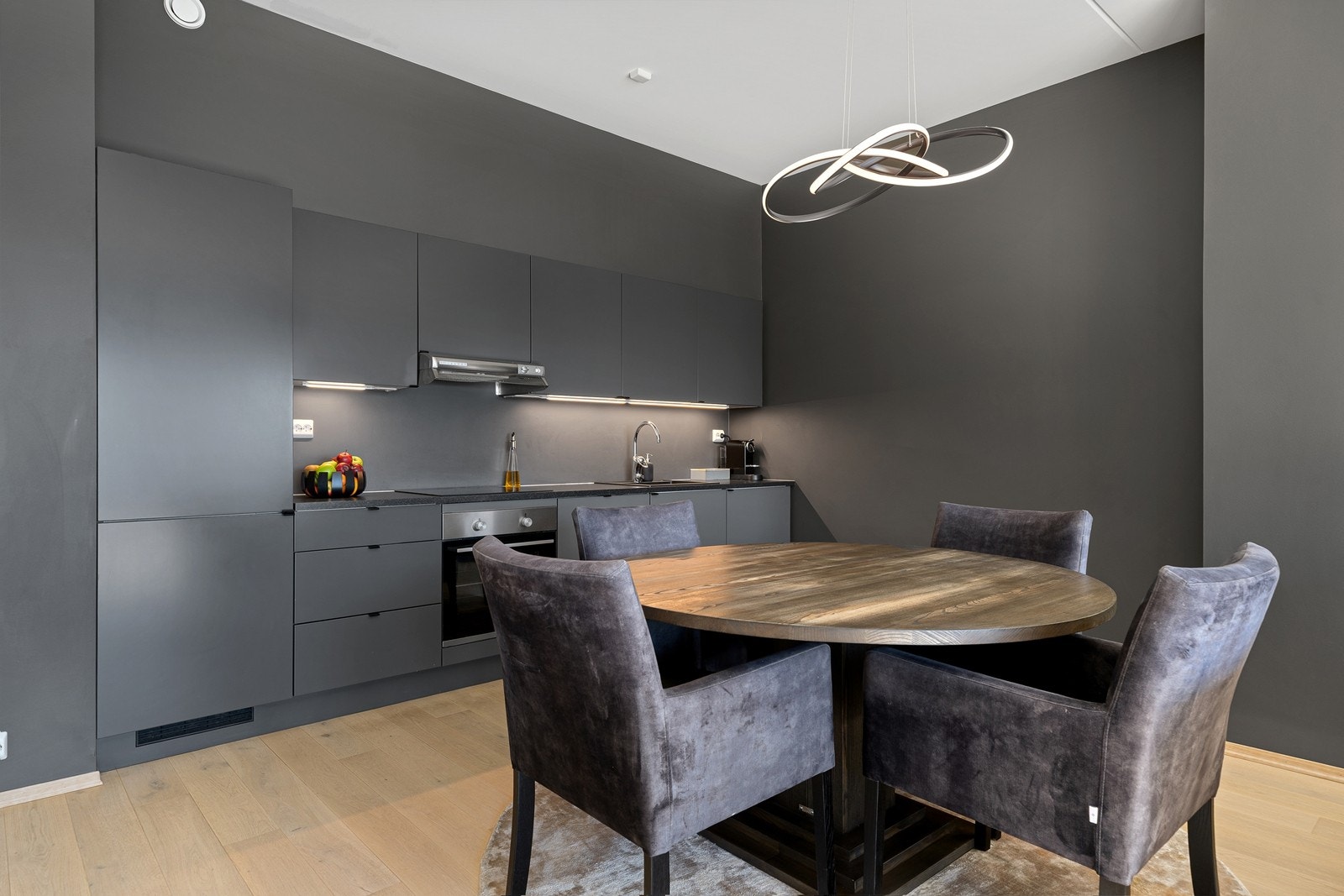 Stilren og gjennomført med tidsriktig innredninger Galleribilde