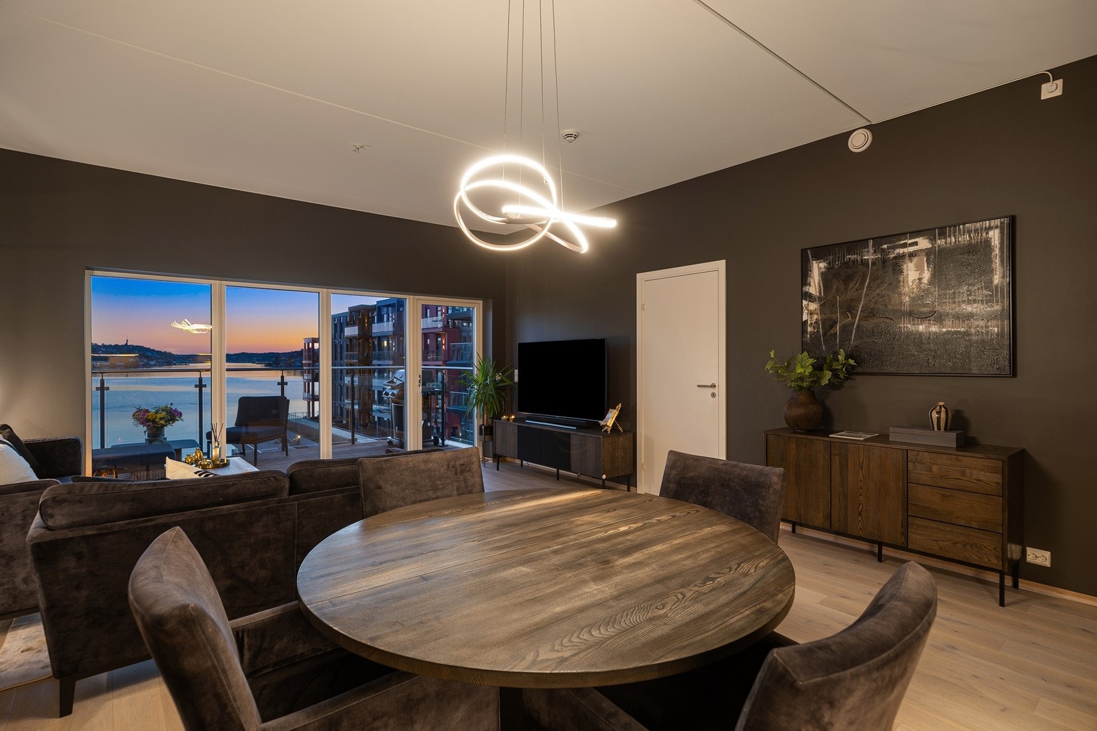 Her er komfort og estetikk godt ivaretatt og leiligheten preges av en god og luftig følelse med ekstra takhøyde. Galleribilde