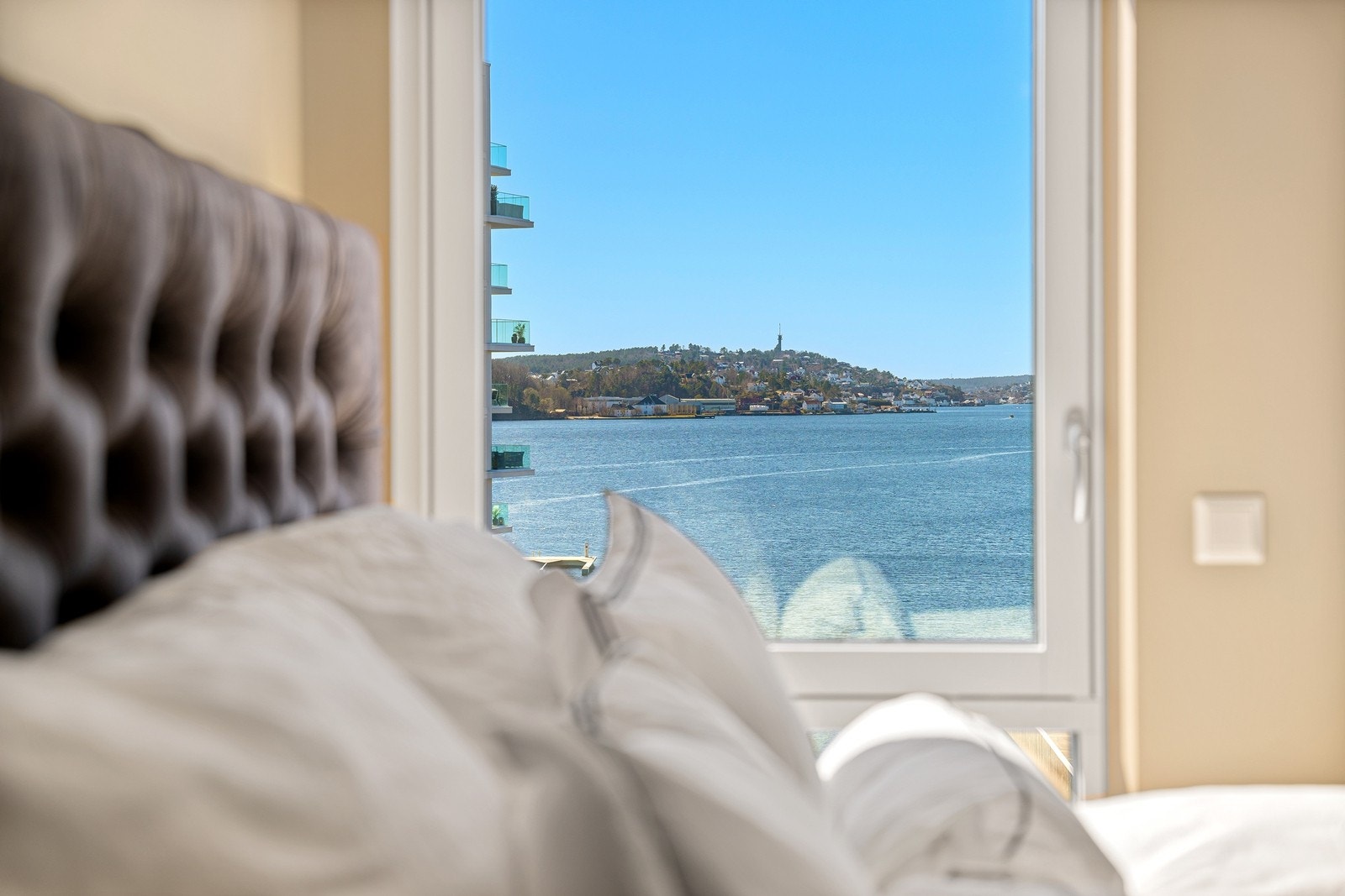 Soverom med sjøutsikt. Det er også montert utvendig elektrisk solskjerming på dette vinduet Galleribilde