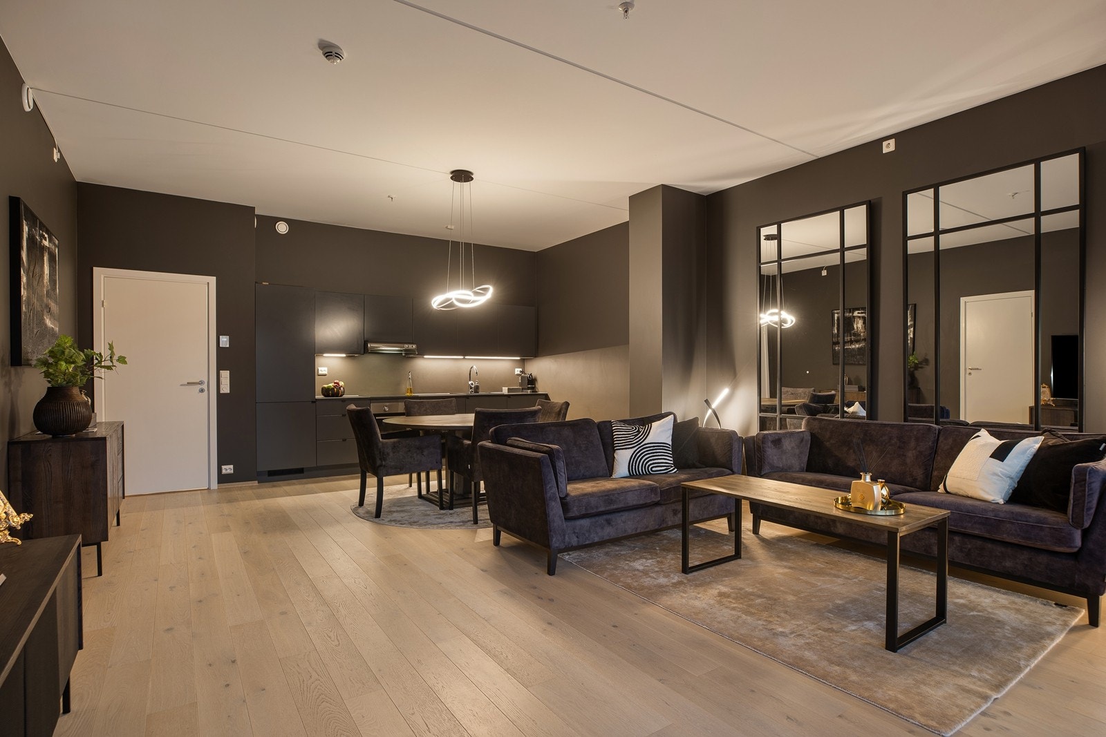 Åpen kjøkkenløsning hvor innredningen er fra Strai og har integrerte hvitevarer Galleribilde