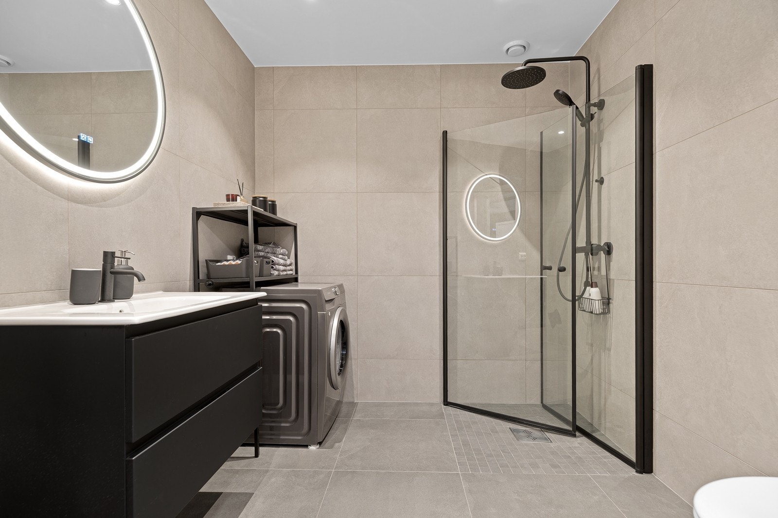 Flislagt bad med nytt servantskap og dusjarmatur med takdusj Galleribilde