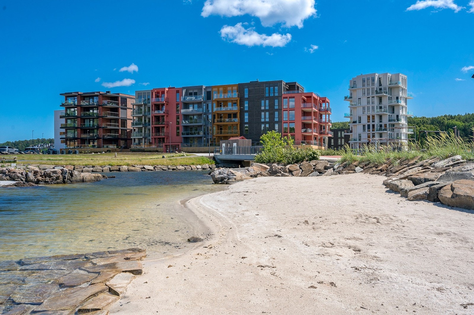 Idyllisk beliggende med sandstrand rett utenfor. Leiligheten og området er perfekt tilpasset alle aldersgrupper, med fasiliteter som dekker både behov for ro og aktivitet. Galleribilde