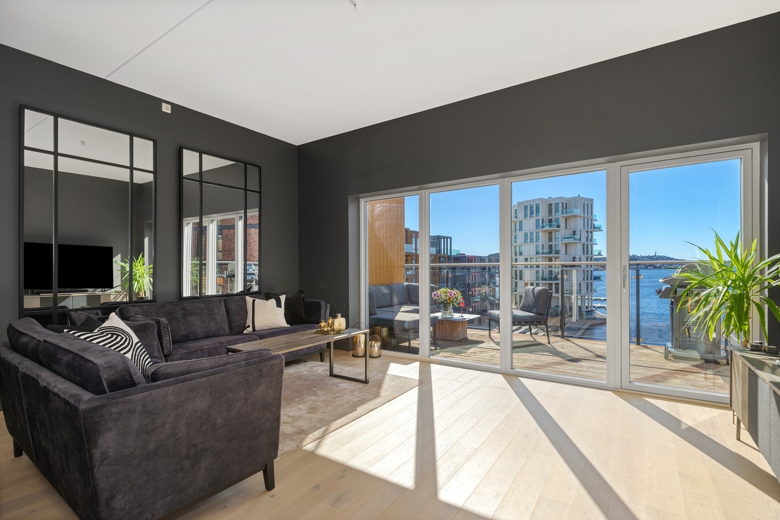 Vinduene har montert utvendig elektriske screens som sørger for effektiv solskjerming Galleribilde