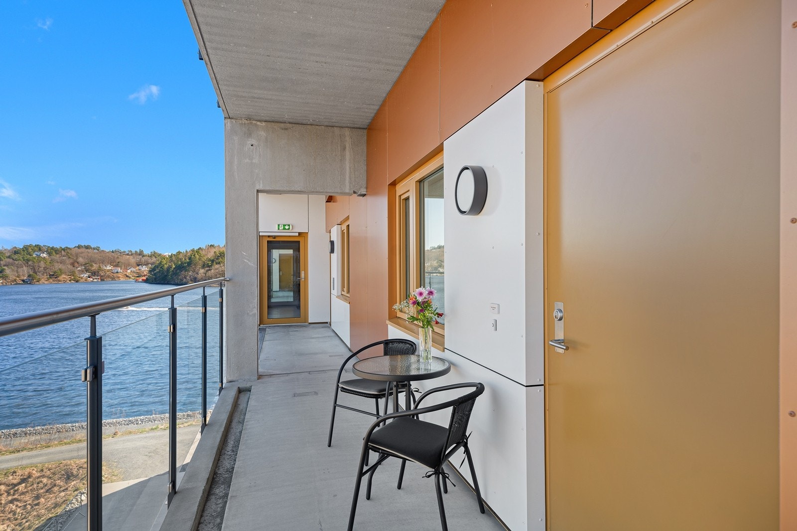 Inngangsparti hvor morgensolen kommer. Tilhørende bod i samme etasje som leiligheten Galleribilde