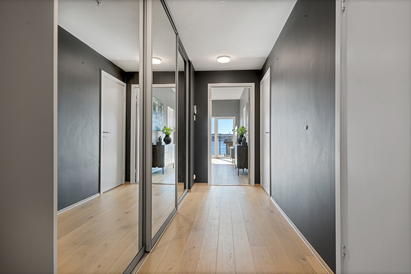 Gang med god garderobeplass i skyvedørsgarderobe Galleribilde