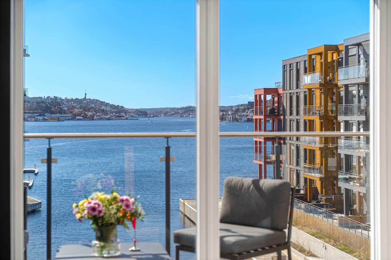 Her bor man i en moderne og tilbaketrukket oase, med sjølivet rett utenfor vinduene. Galleribilde