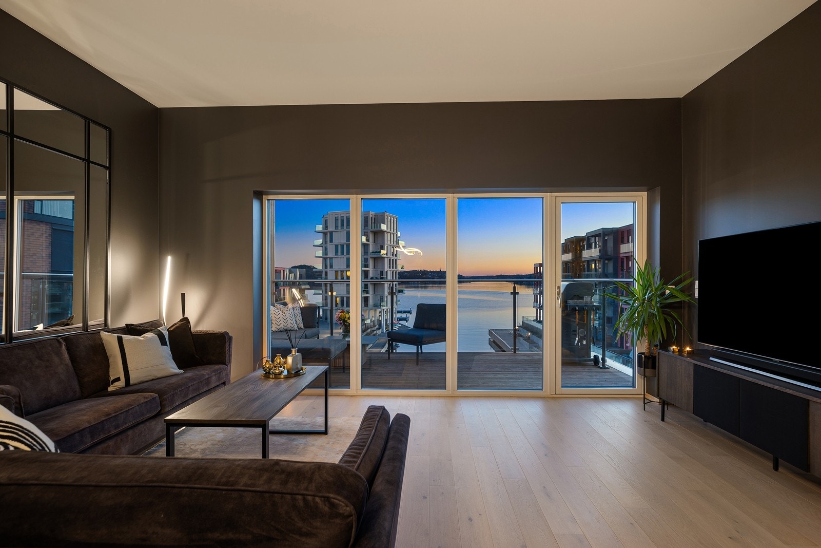 Store vindusflater i front som gir en sømløs forbindelse mellom ute- og inneområdet. Glassrekkverk på balkong sørger for skjerming uten å hindre den vakre utsikten Galleribilde