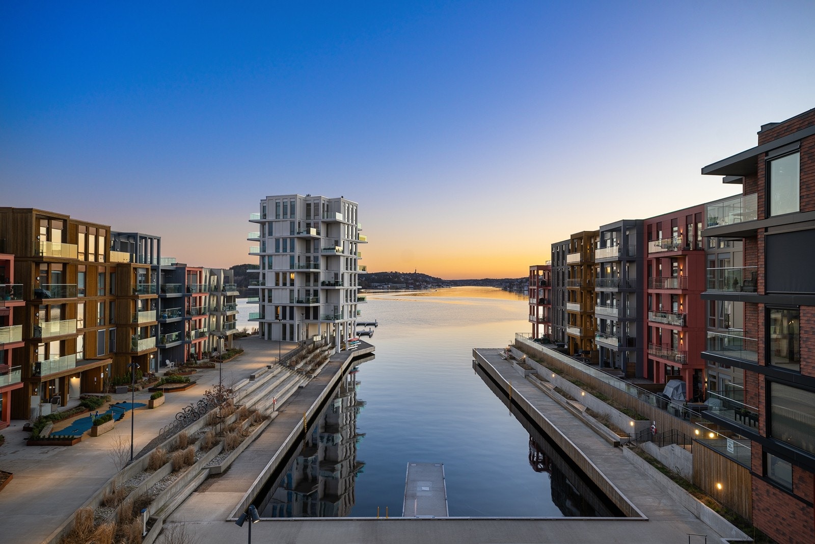 Vindholmen 11 E -Leilighet med en fantastisk beliggenhet og ideell plassering i bygget. Høyt og luftig med fritt utsyn utover "Lille-Pollen" og innseilingen til Arendal Galleribilde