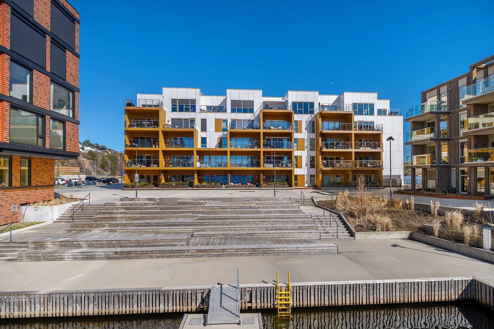 Leiligheten ligger i midten i 4. etasje uten overbygget balkong Galleribilde