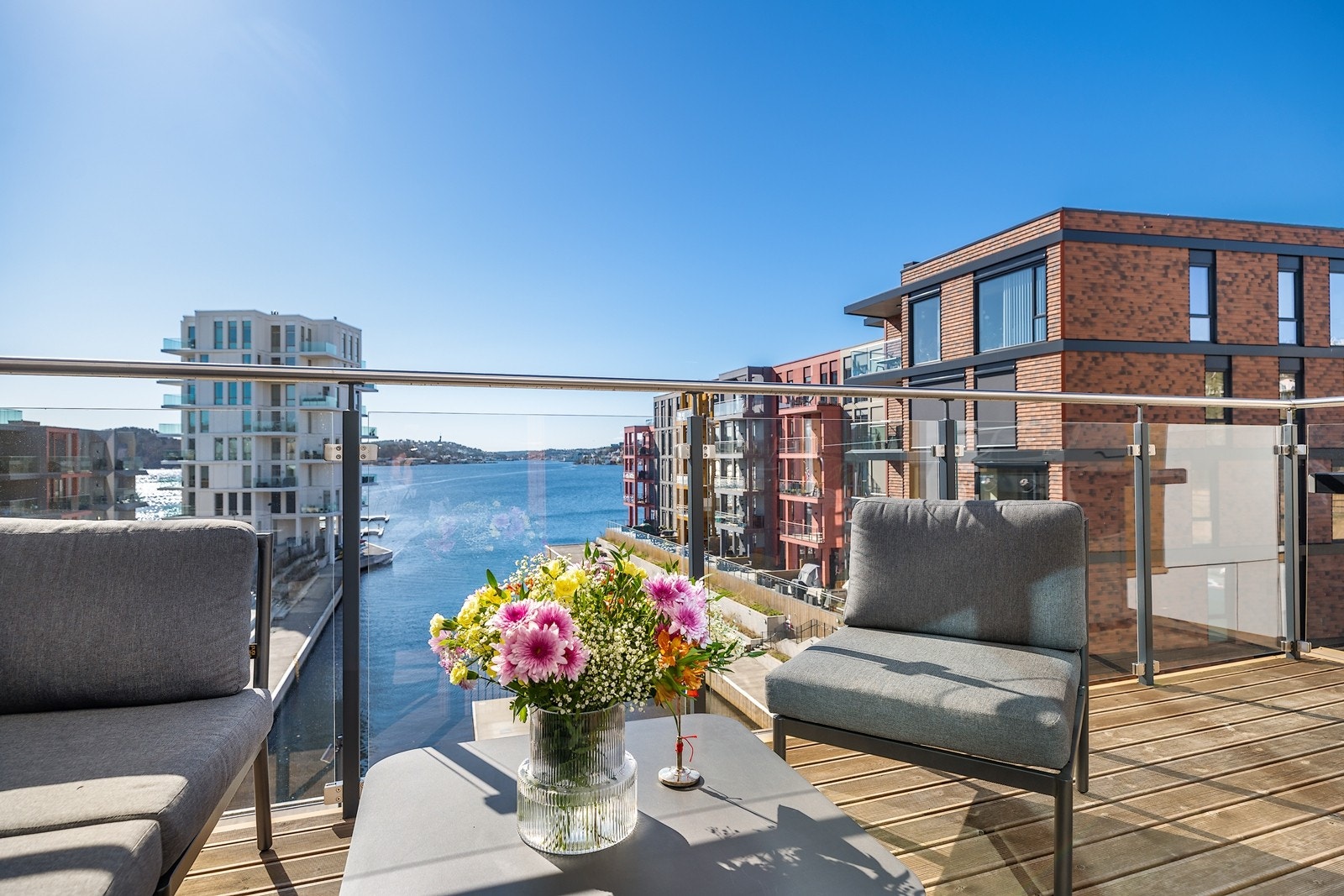 Balkongen har ikke overbygg, noe som gir maksimalt med lys, frihetsfølelse og gode solforhold. Galleribilde