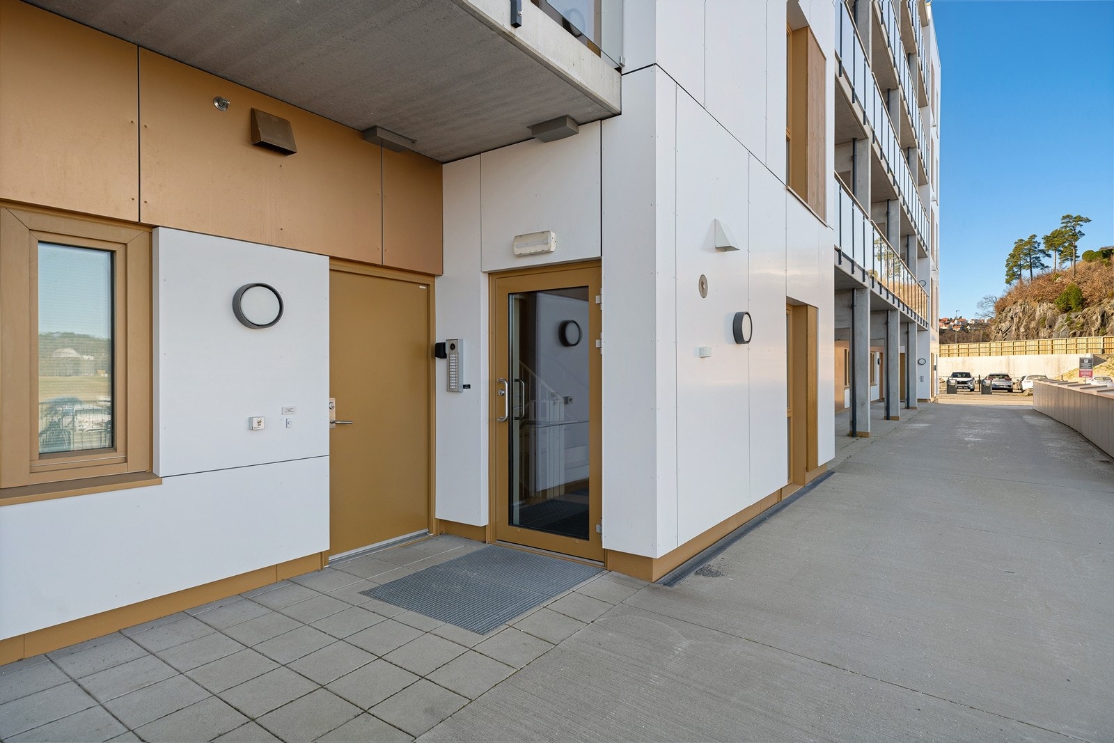 Inngang fra gateplan med callinganlegg. Adkomst opp til leiligheten via heis eller trapp Galleribilde