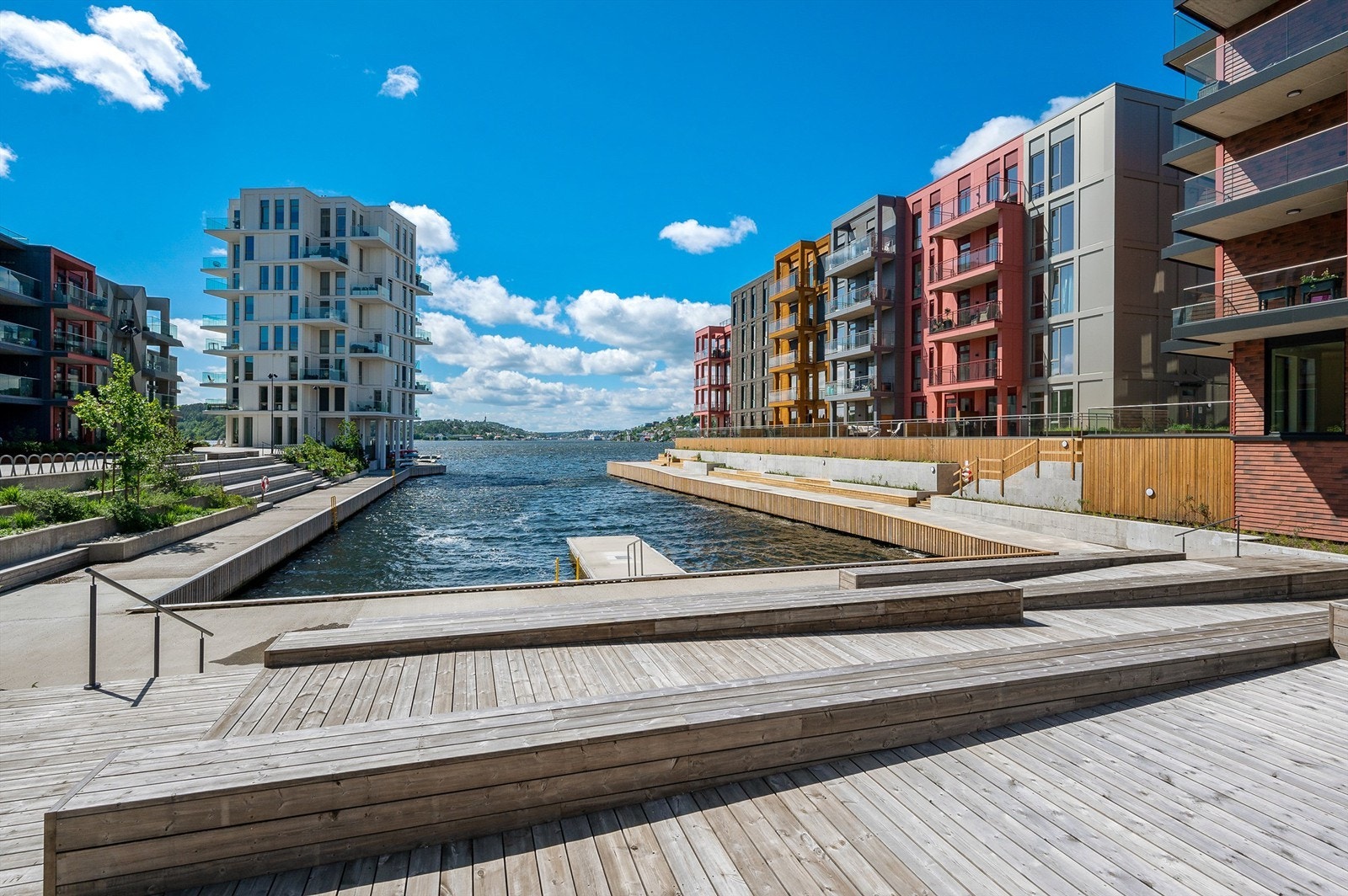 Området er pent opparbeidet med bryggepromenade, lekeområde, bed og beplantninger. Galleribilde