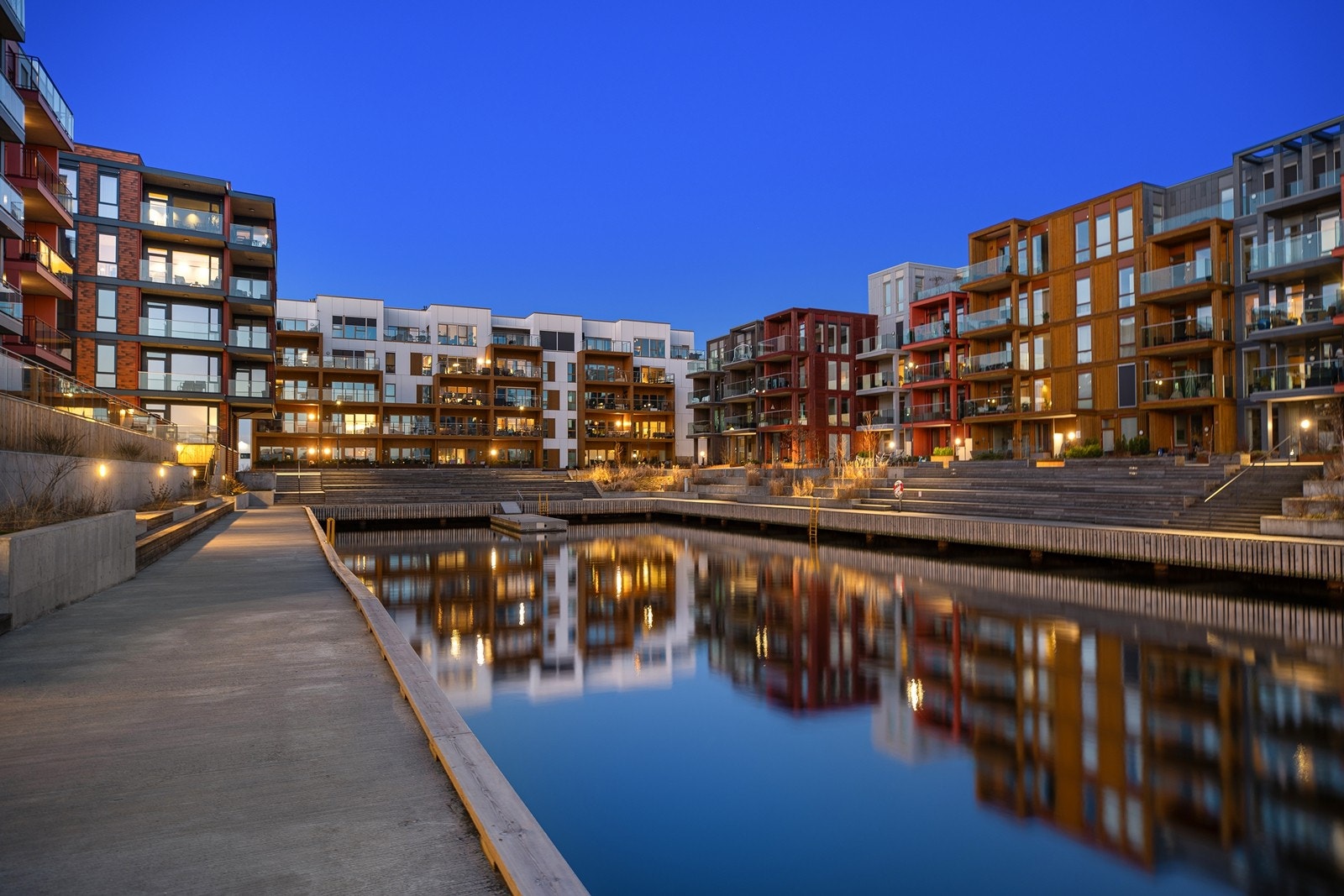 Bryggebyen har utviklet seg til å bli et Arendals mest etterspurte boligområder, og kombinerer tidsriktig arkitektur med maritim atmosfære. Galleribilde