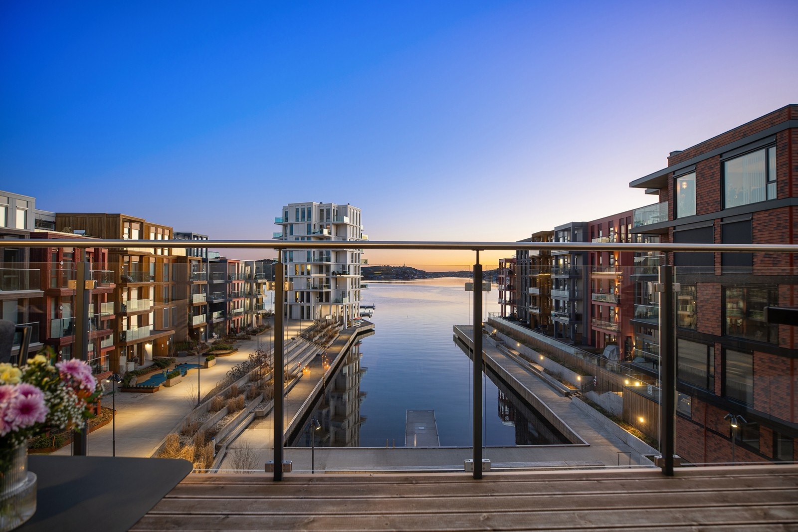 Luftig balkong uten overbygg og praktfull utsikt mot sjøen og det omkringliggende landskapet Galleribilde