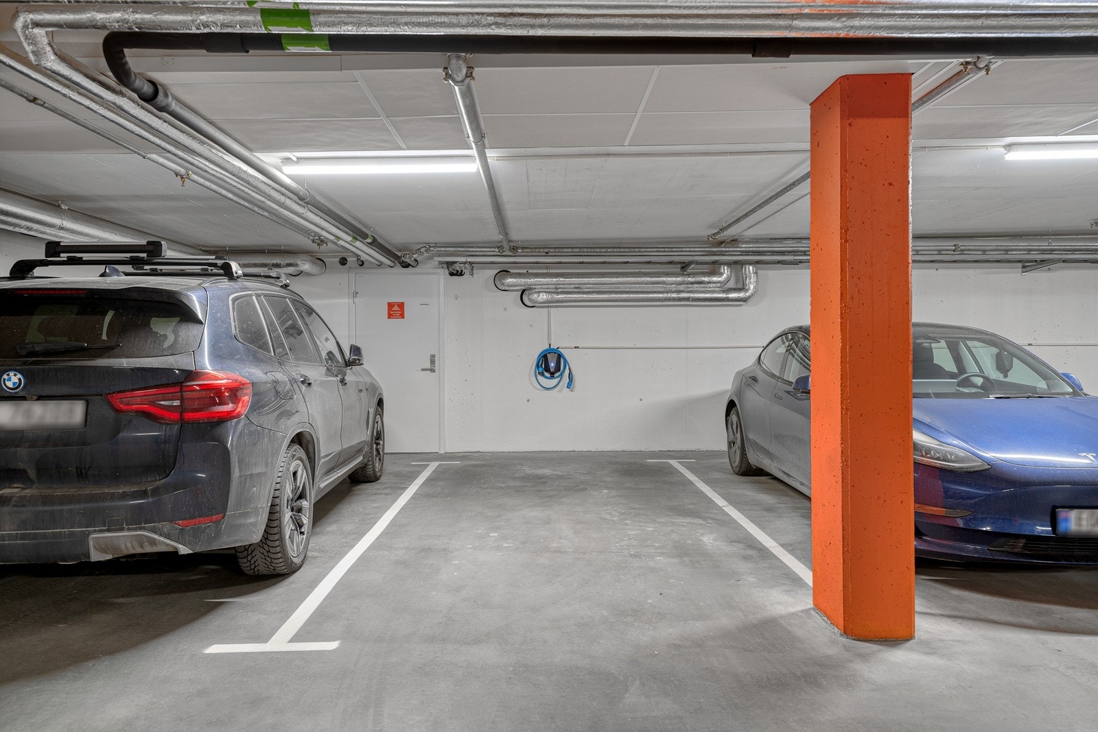 Tilhørende parkering i garasjekjeller med el-billader Galleribilde