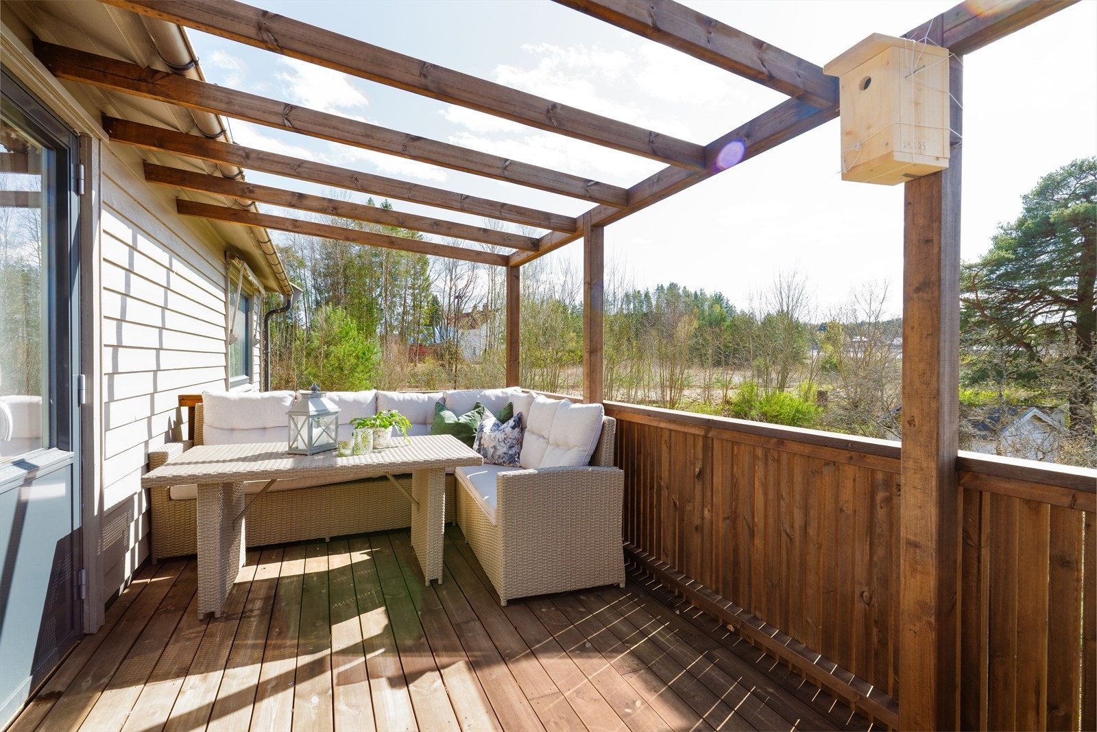 Fra stuen er det utgang til balkong med fin utsikt og god plass til utemøbler. Galleribilde