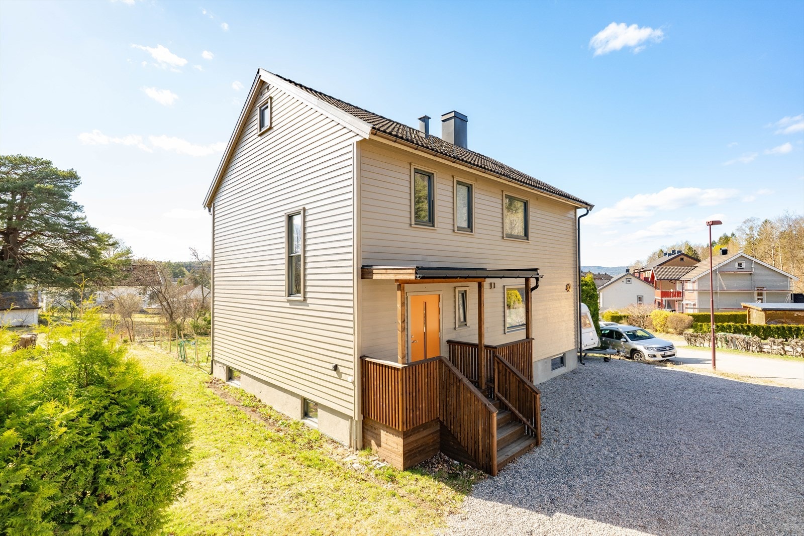 Leiligheten ligger i en lys og hyggelig del av 2-mannsbolig, med sentral og attraktiv beliggenhet på Eidanger. Leiligheten ligger i 2.etg med en fin balkong og gode solforhold. Galleribilde