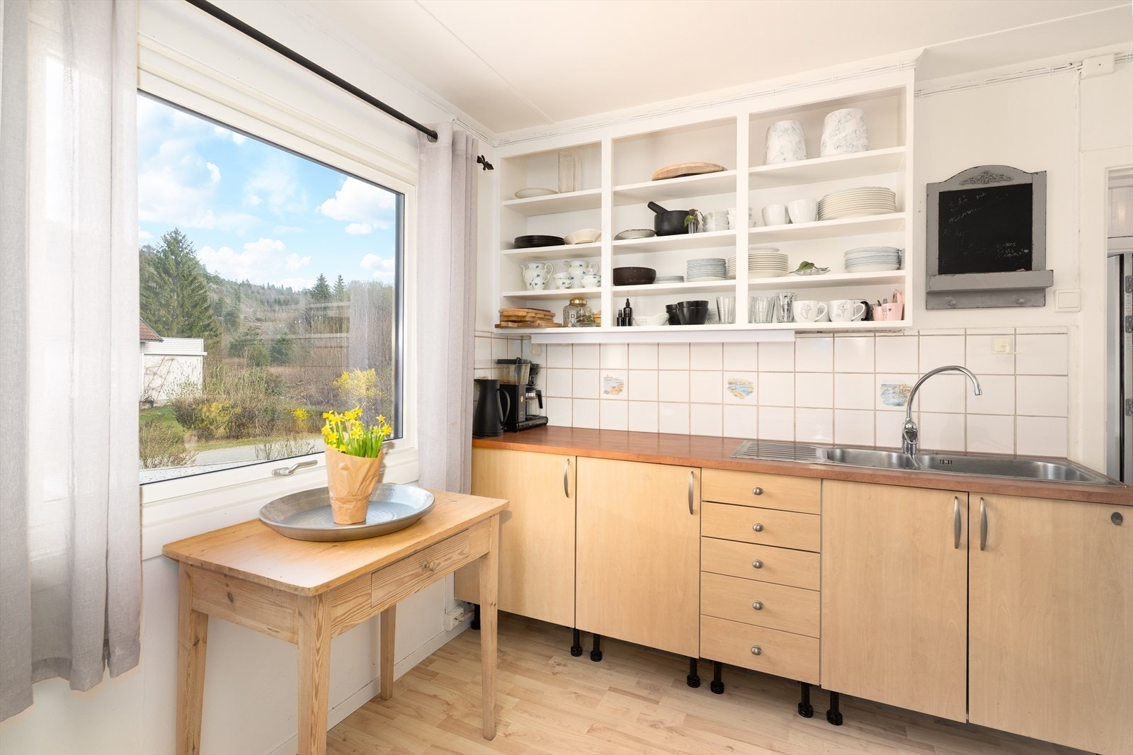 Koselig kjøkken med plass til kjøkkenbord i forbindelse med vindu. Galleribilde