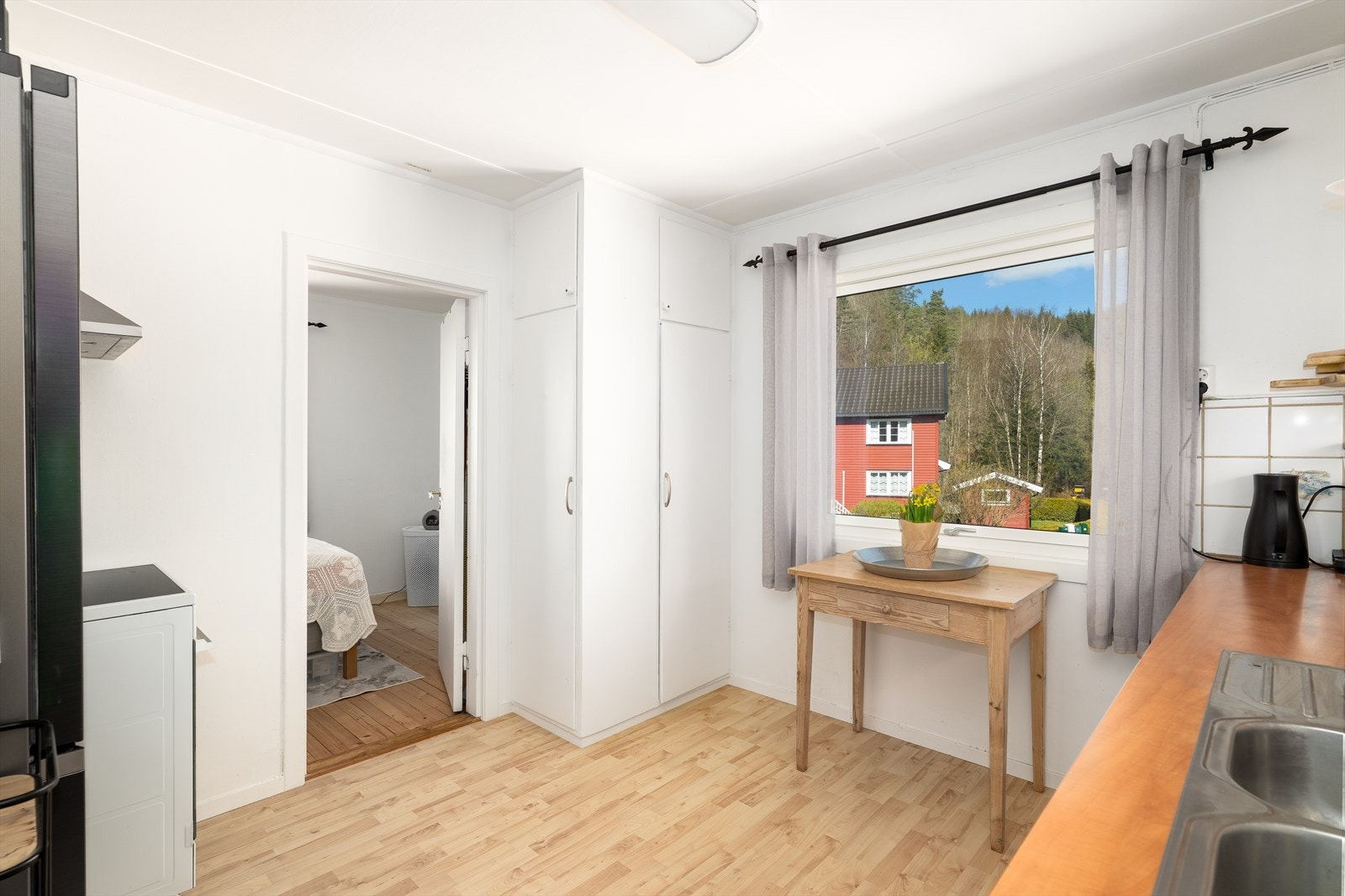 Kjøkkenet har innredning med glatte fronter og benkeplate av laminat med flis over. Samt plassbygde skap med ekstra plass til oppbevaring. Galleribilde