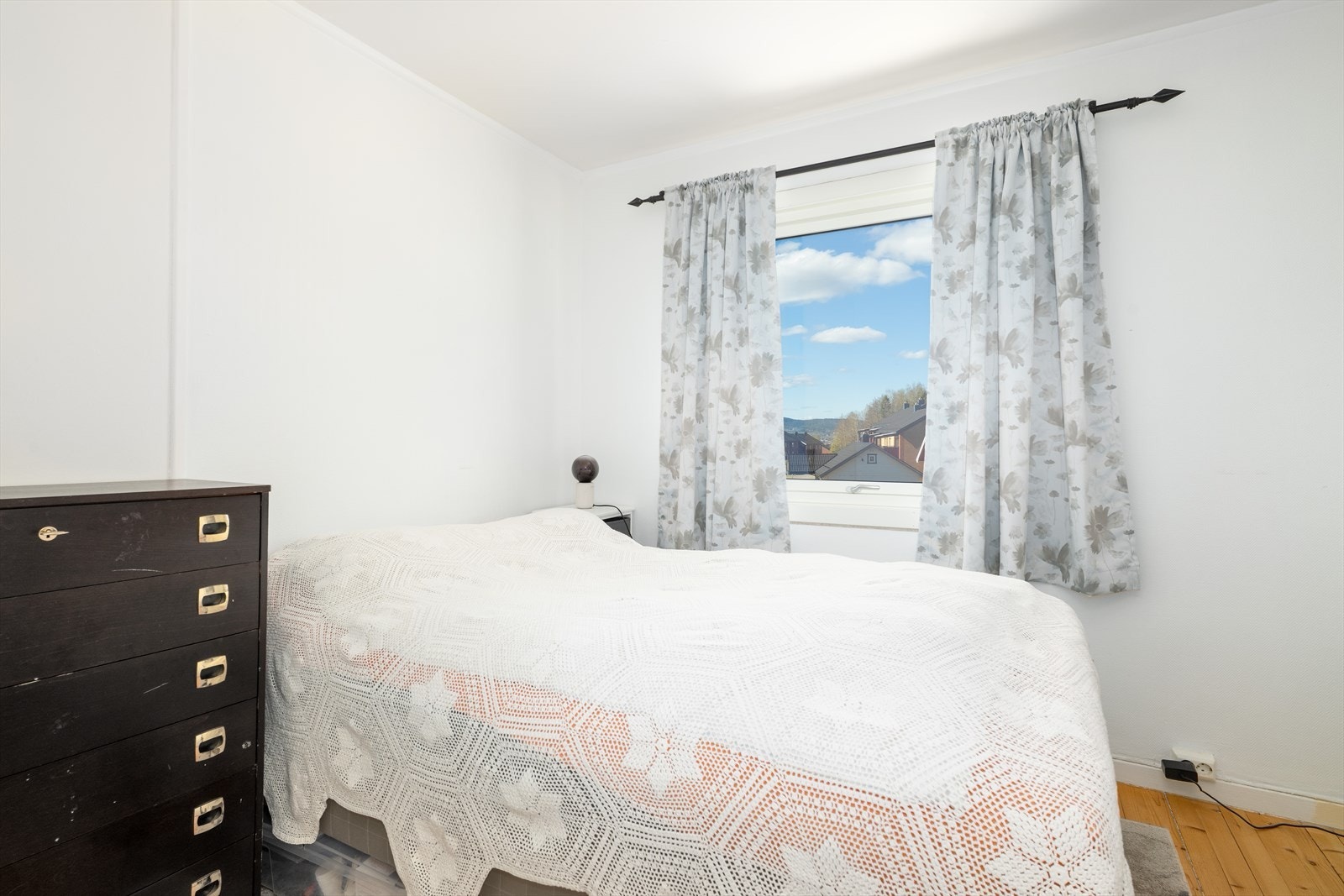 Leiligheten har to fine soverom, begge av god størrelse med plass til dobbeltseng og annen soveromsmøblement. Galleribilde