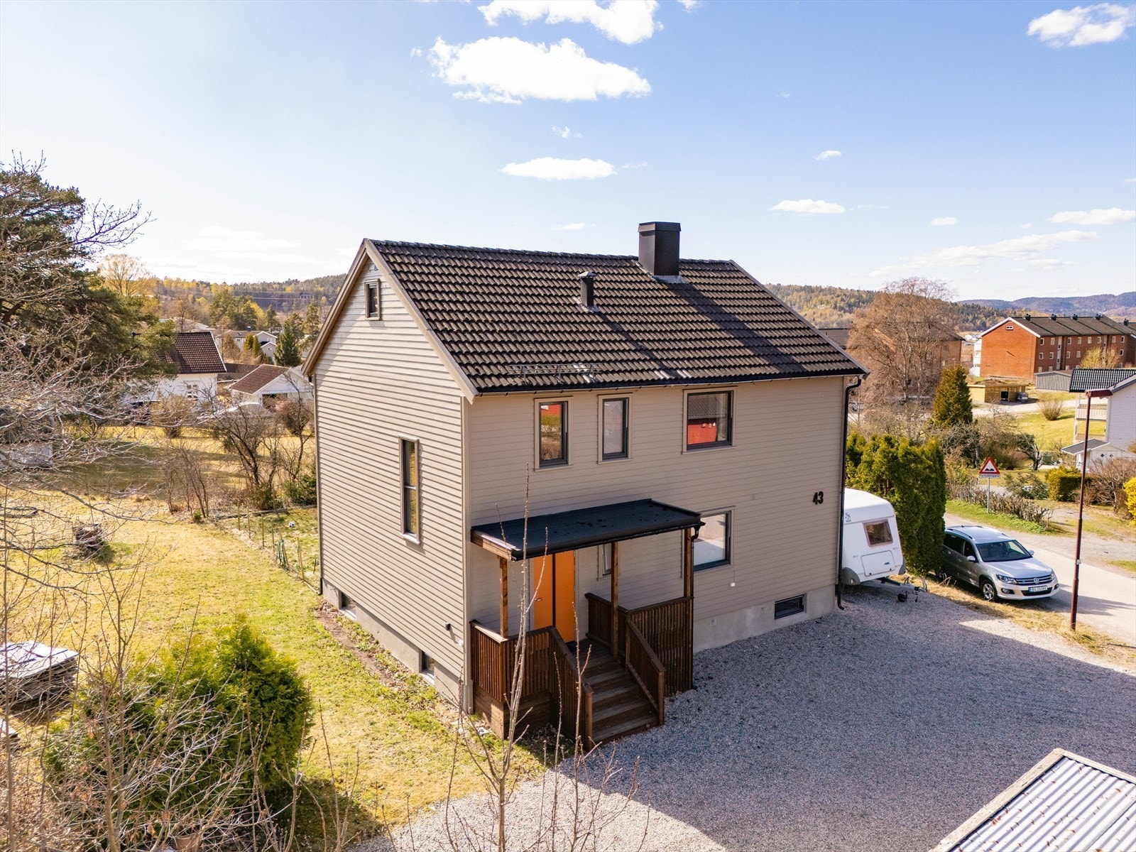 Her har du gåavstand til Universitetet i Sørøst- Norge, Vallhall barnehage, og ellers kort vei til både barne- og ungdomsskole, butikk og svært gode bussforbindelser samt flotte friluftsområder rett ved. Galleribilde