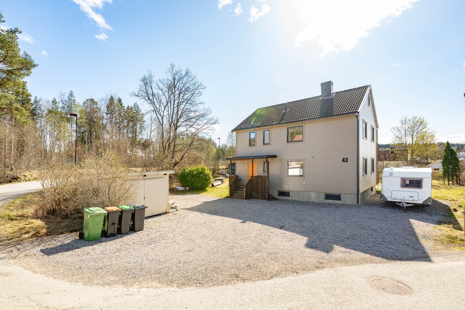 I nærområdet finnes det også flere flotte tur- og rekreasjonsområder, med blant annet Uræddløypa og Bymarka i Valleråsen. Galleribilde